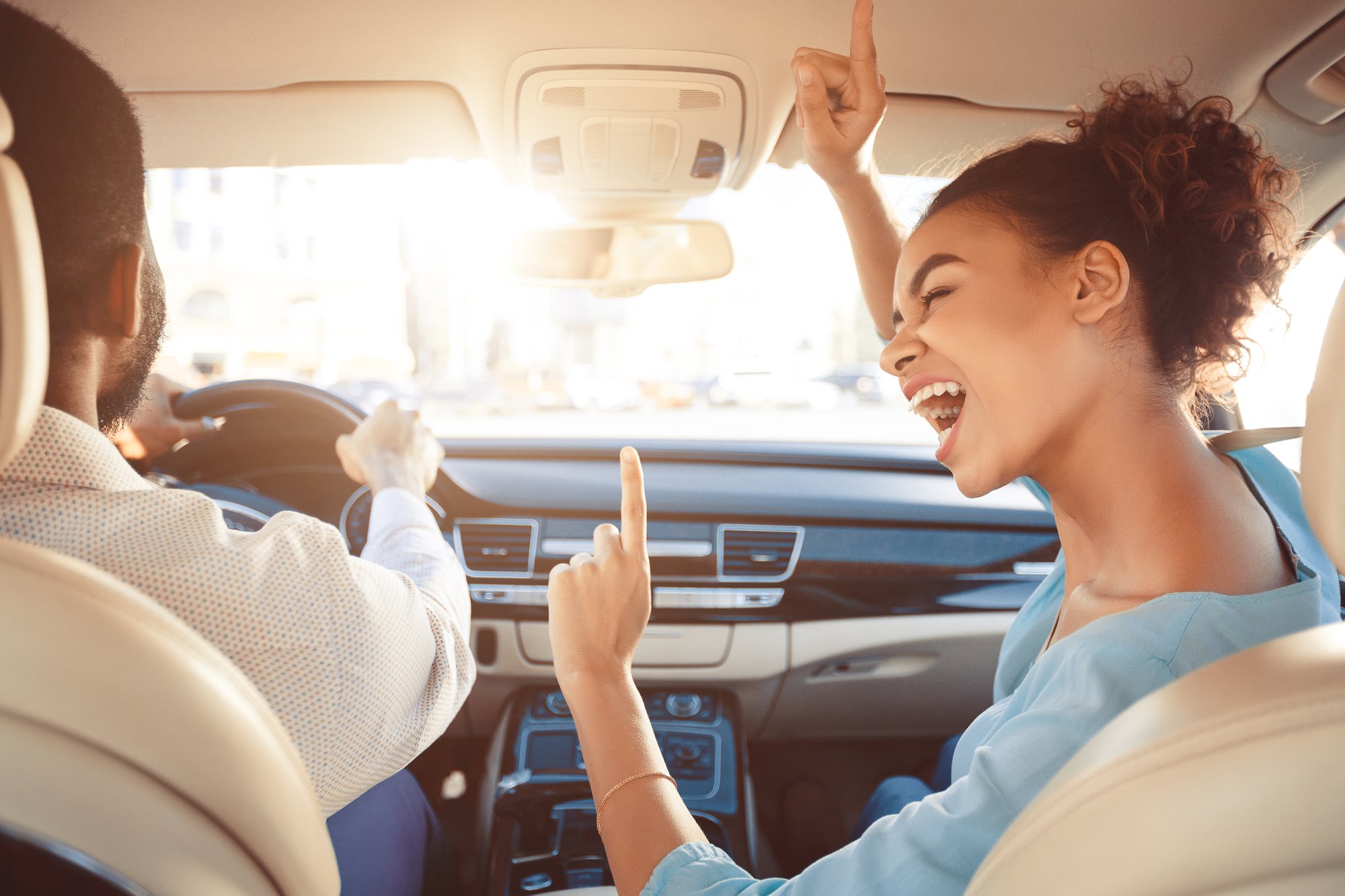 運転中に音楽を聴くのは危険？メリット・デメリットを知って安全にドライブを楽しもう！