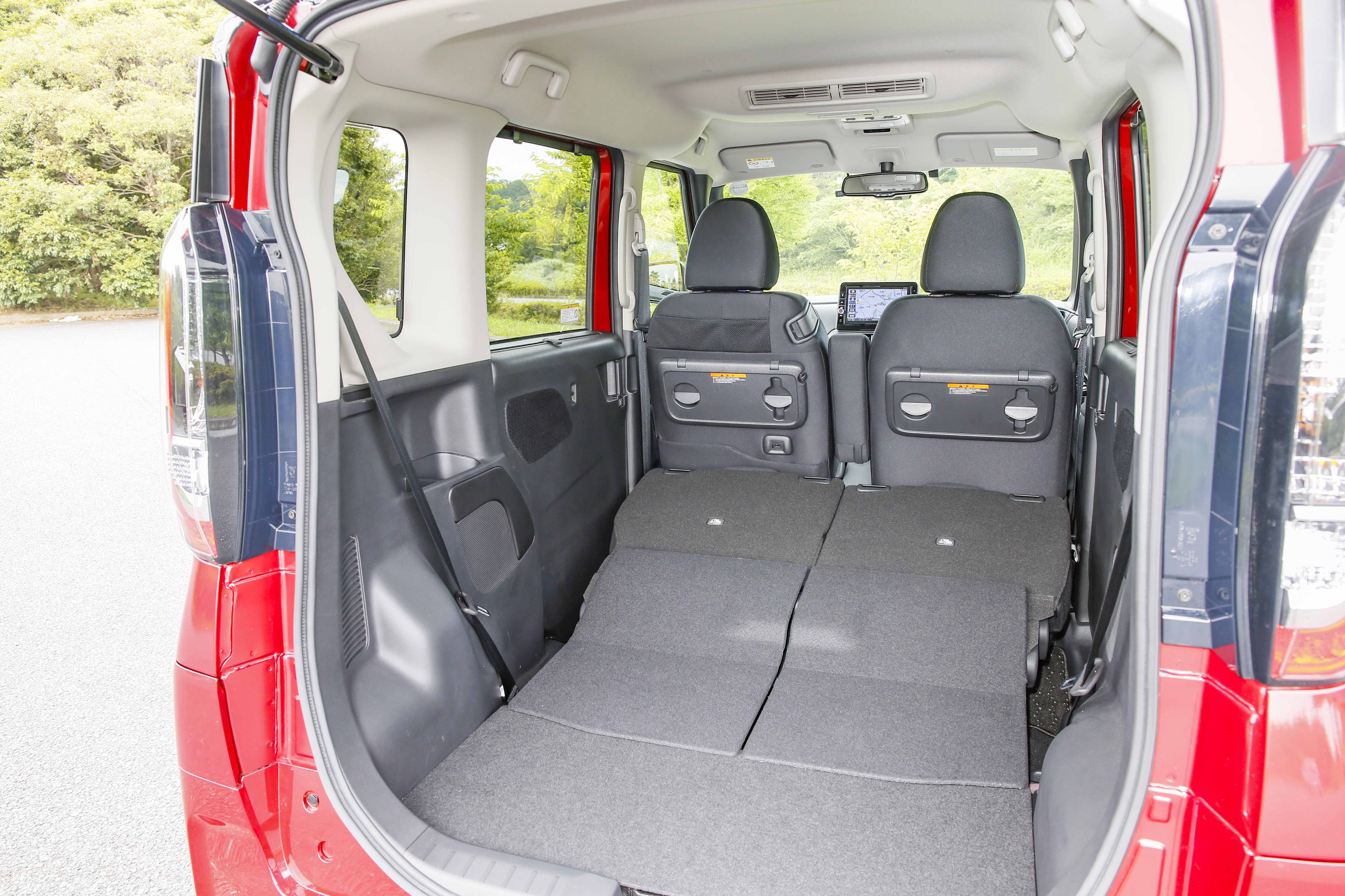 リヤシートを倒すことでフラットな荷室空間が出現。車中泊などの使い方も考慮されている