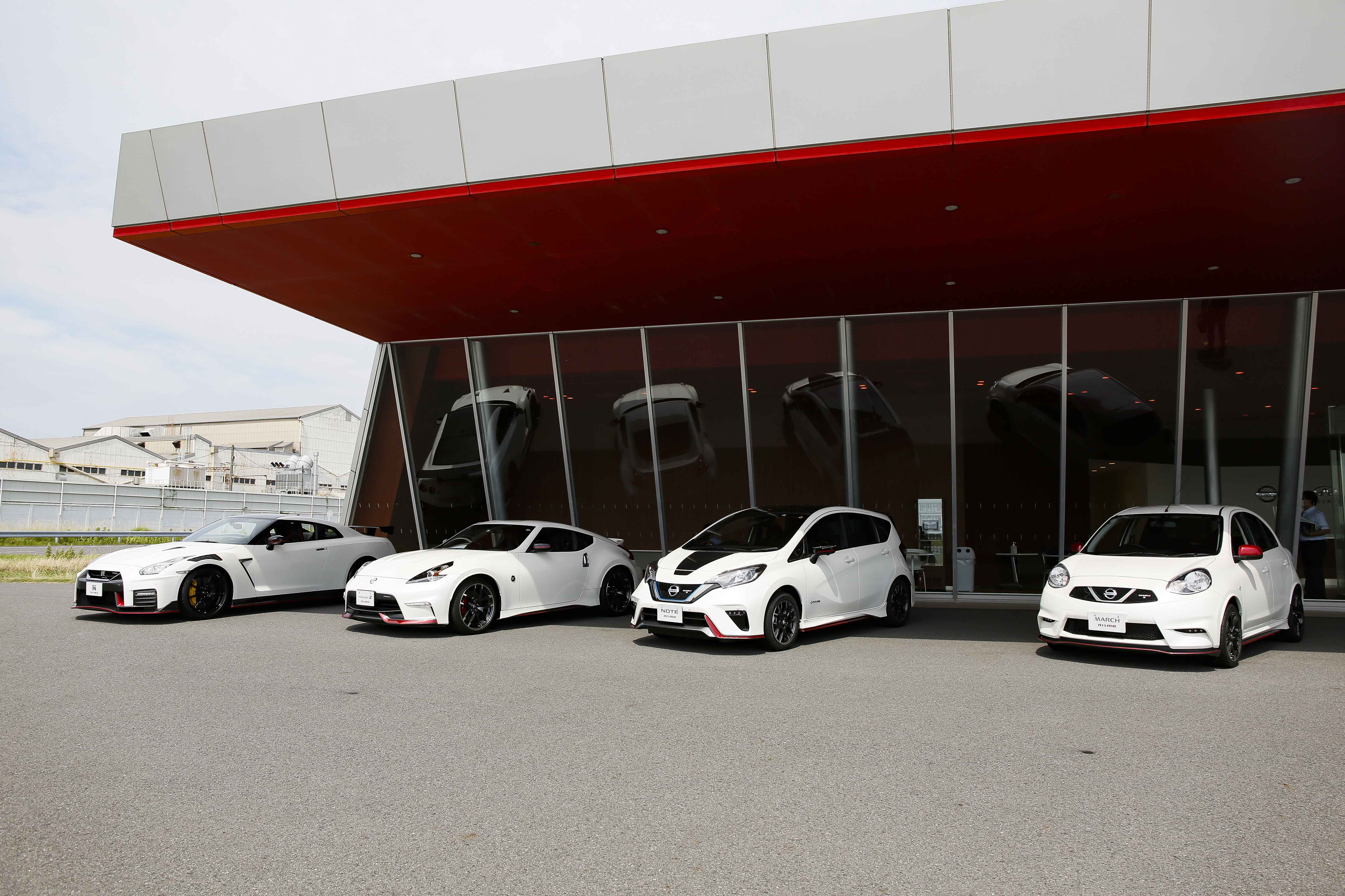 通常モデルと同じようにディーラーで購入できるのもNISMOロードカーの魅力