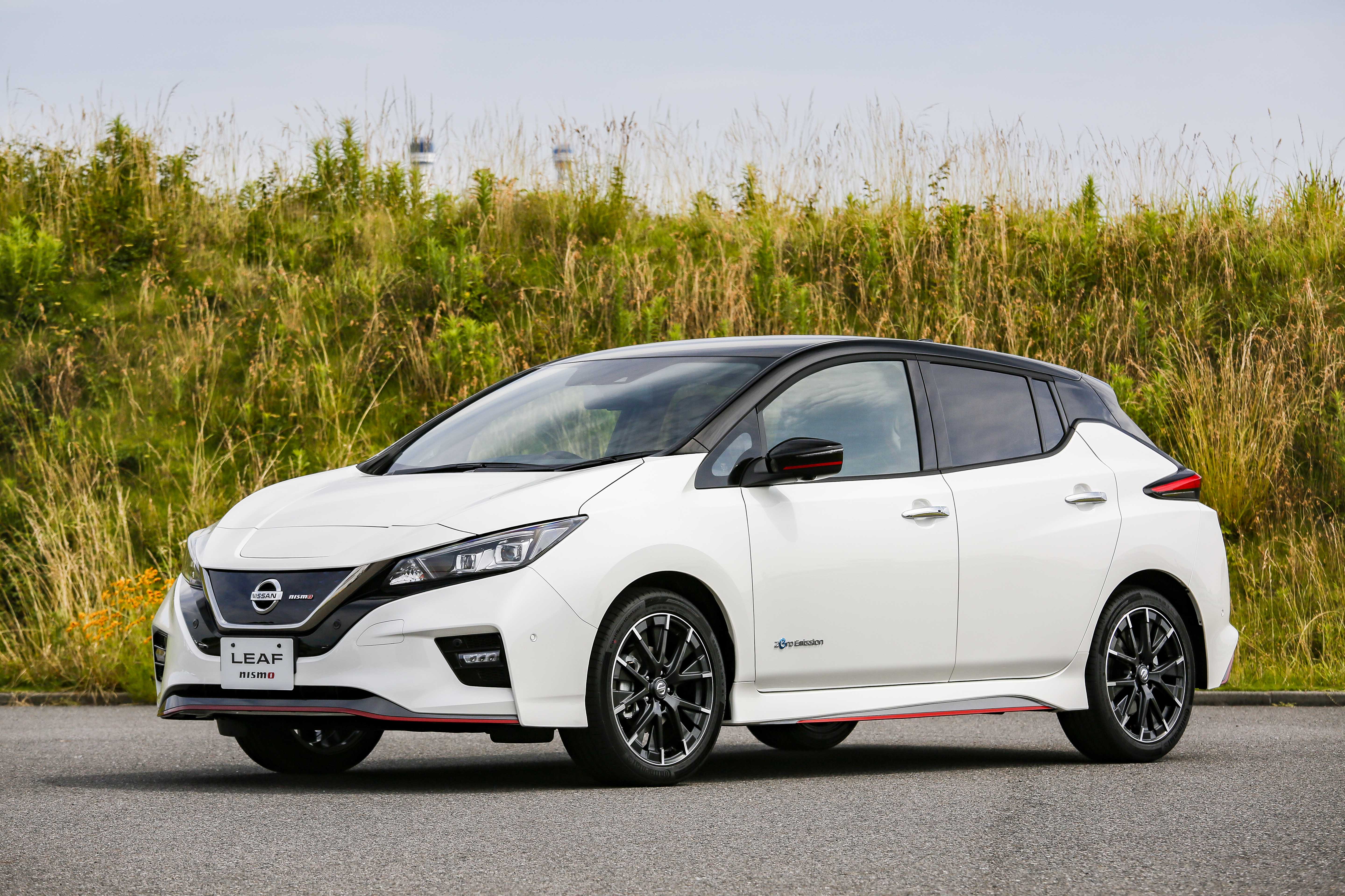 アンテナがシャークフィン形状となったのも2020年モデルの特徴(ポールタイプも選択可能)