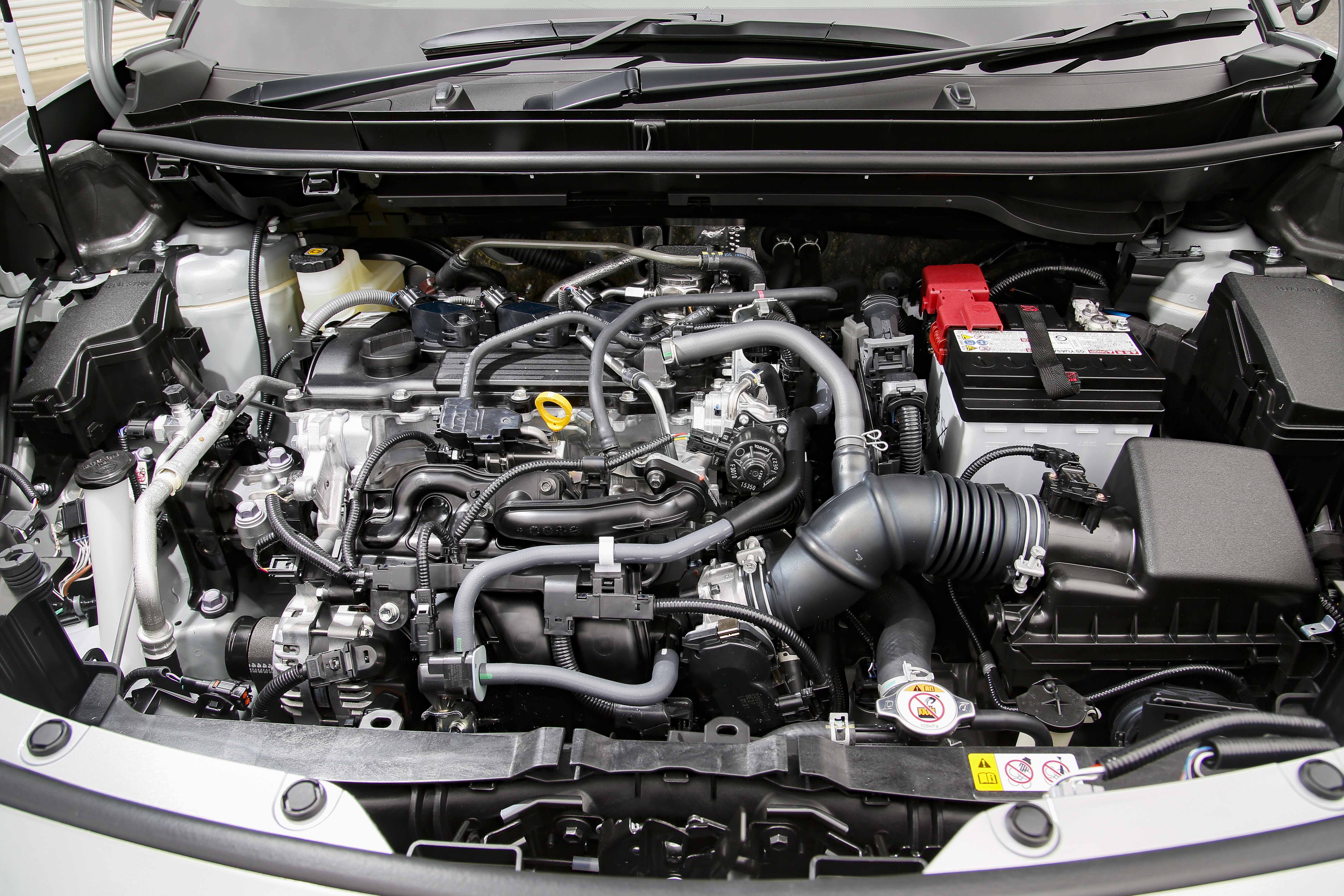 ハイブリッドはリダクション機構付きのTHSII(1.5L直3)、ガソリンは1.5L直3+ダイレクトシフトCVT。いずれもFFおよび4WDを用意