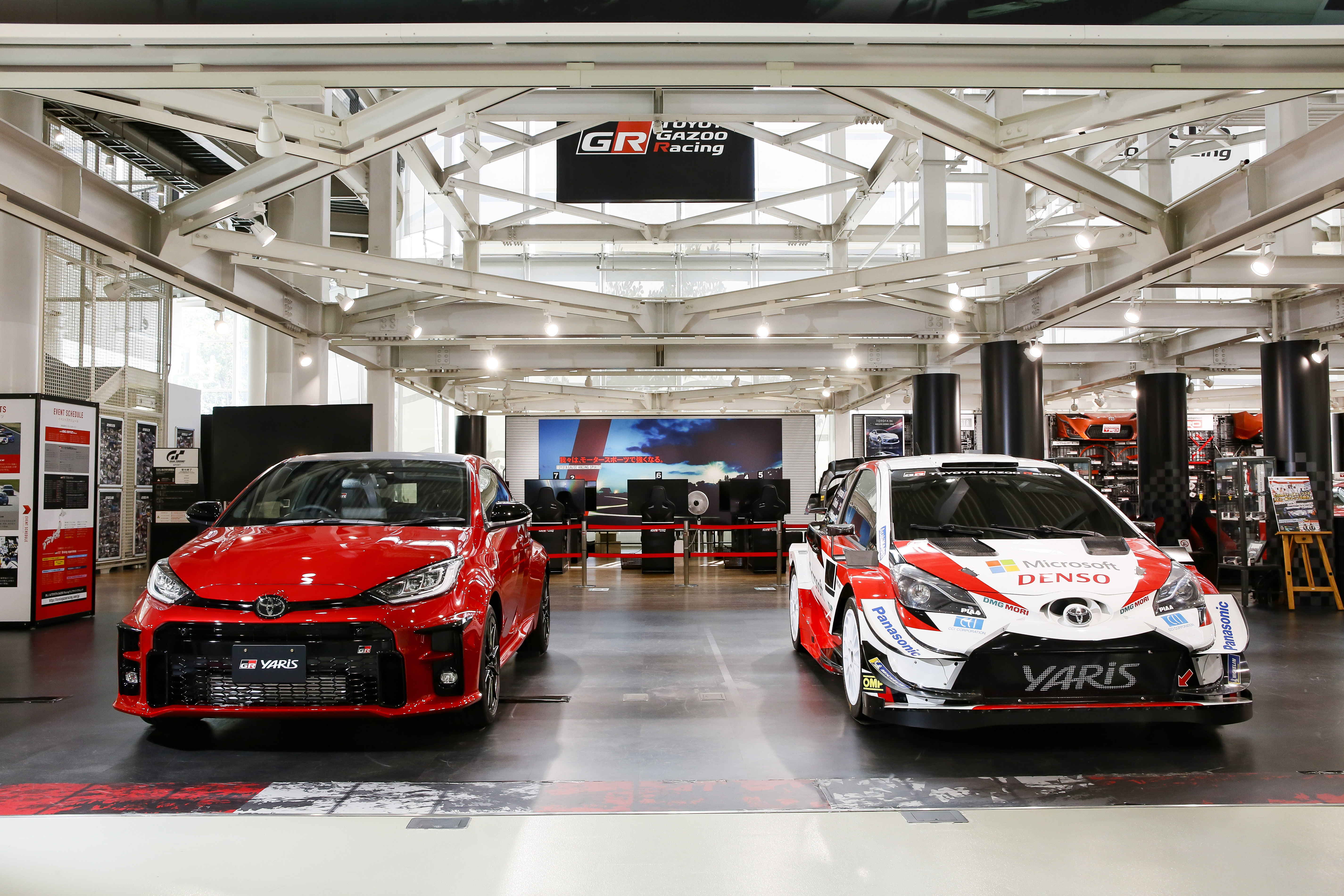 東京お台場にあるメガウェブではGRヤリス(写真左)に加えてヤリスWRC(写真右)も展示中