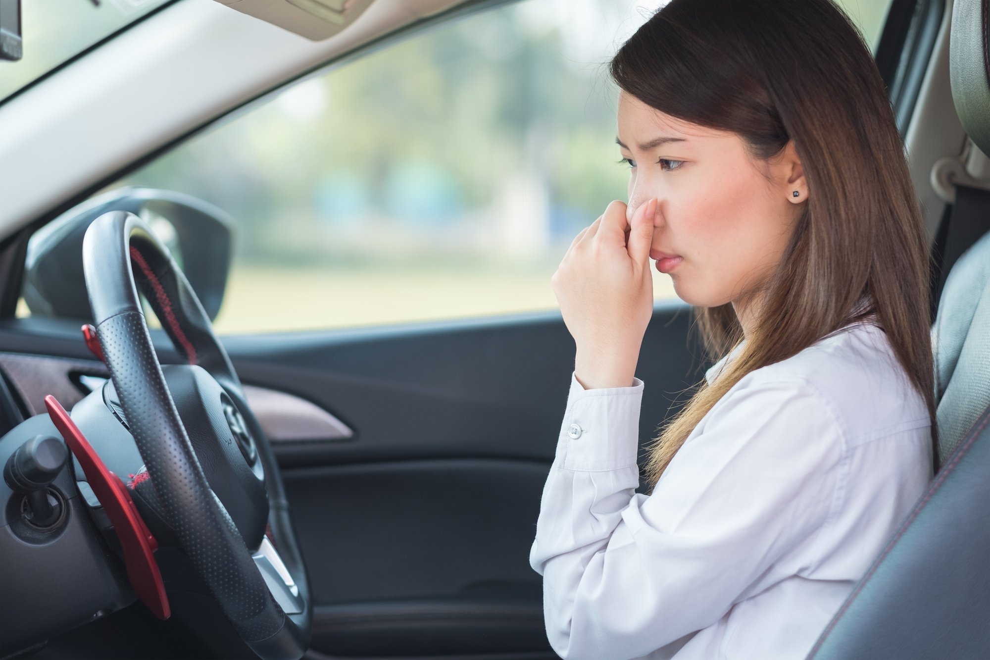 シートが汗で匂う！匂いの対策や夏場の車内で快適に過ごす方法
