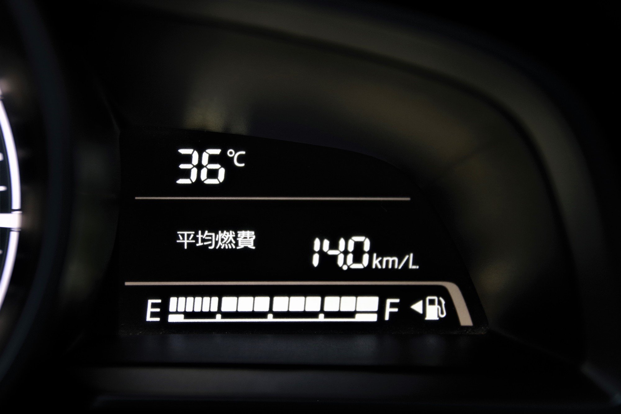車のエアコンを使用することで燃費は悪化する?