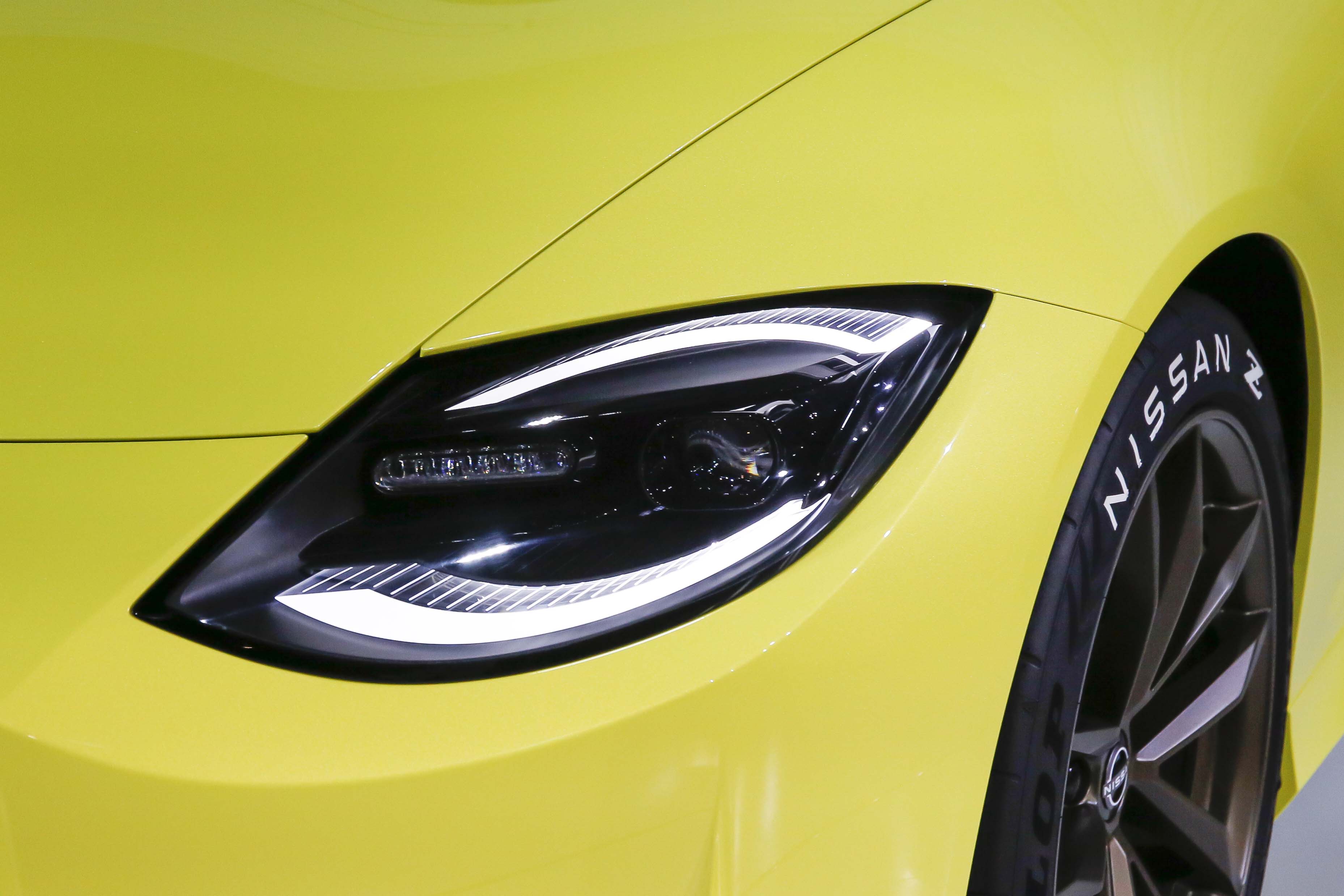 240ZGのヘッドライトカバーからインスピレーションを受けたヘッドライトデザイン