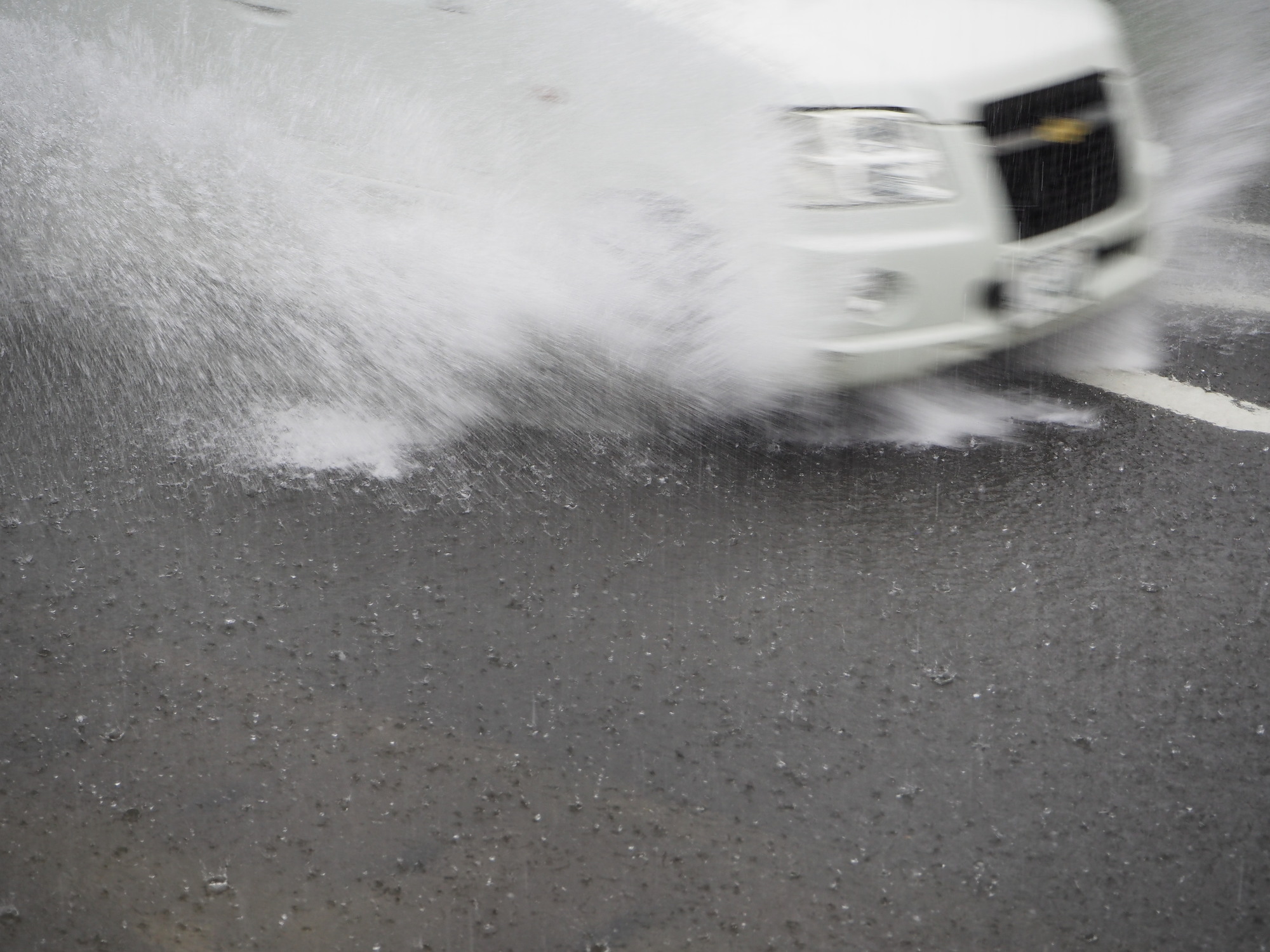 台風の水害で車が水没・浸水・冠水したときの対処法!水に浸かっても走行できる距離を解説