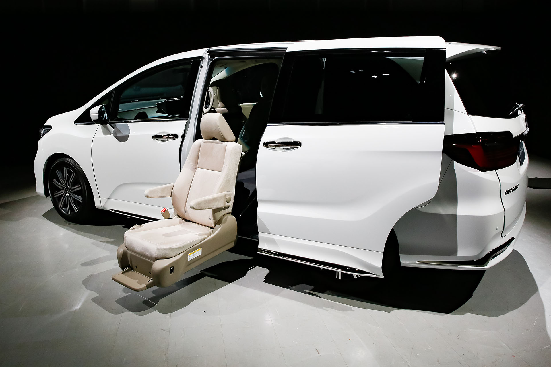 福祉車両も設定。乗員の気分を少しでも明るくしたいという思いから、内装色にはアイボリーを設定している