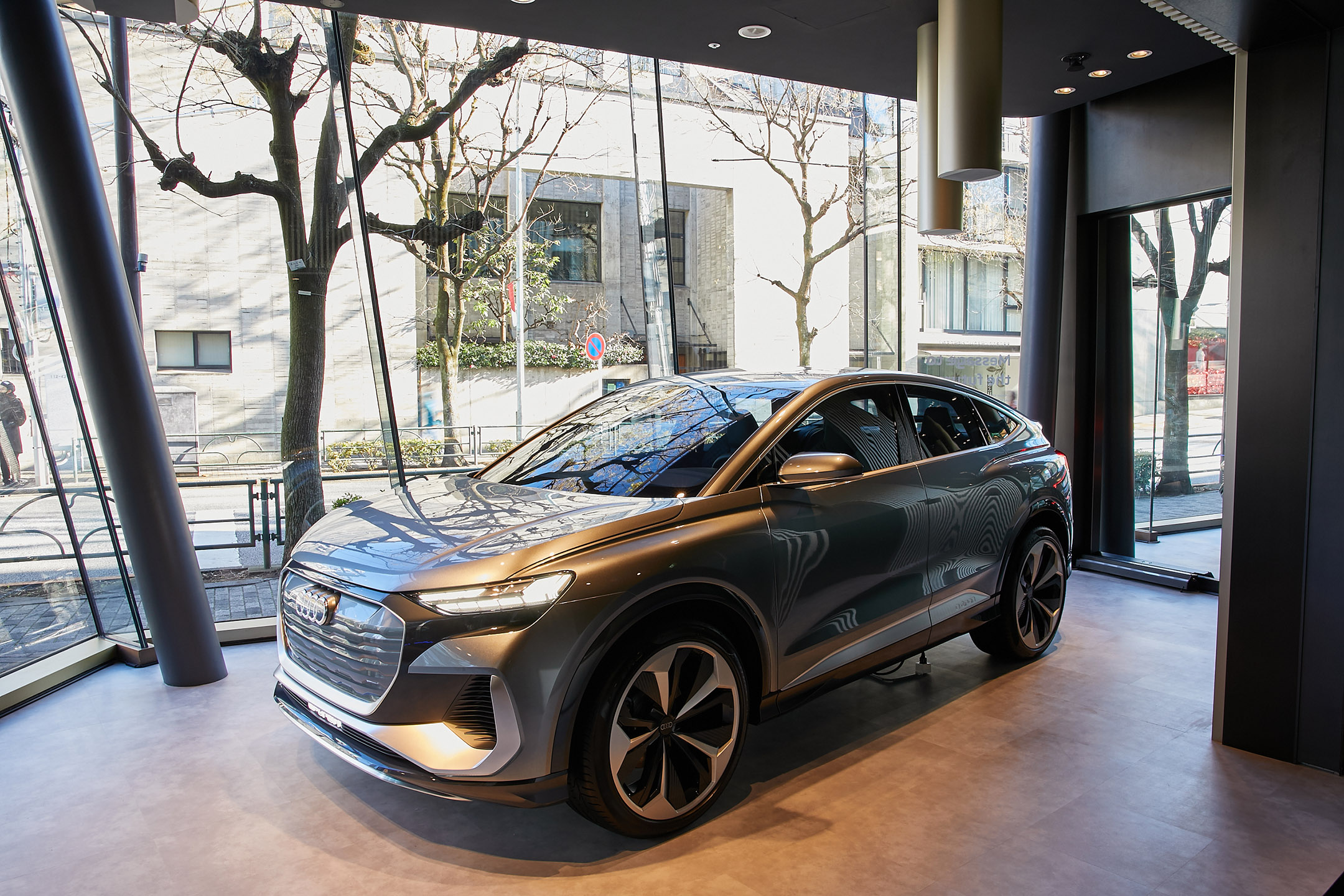 「Audi House of Progress Tokyo」に展示されている「アウディQ4スポーツバックe-tronコンセプト」