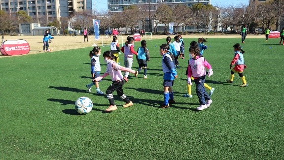 すでに販売会社で実施している女子サッカー草の根活動の様子