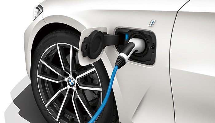 現行型BMW 3シリーズ プラグインハイブリッドモデルの充電イメージ