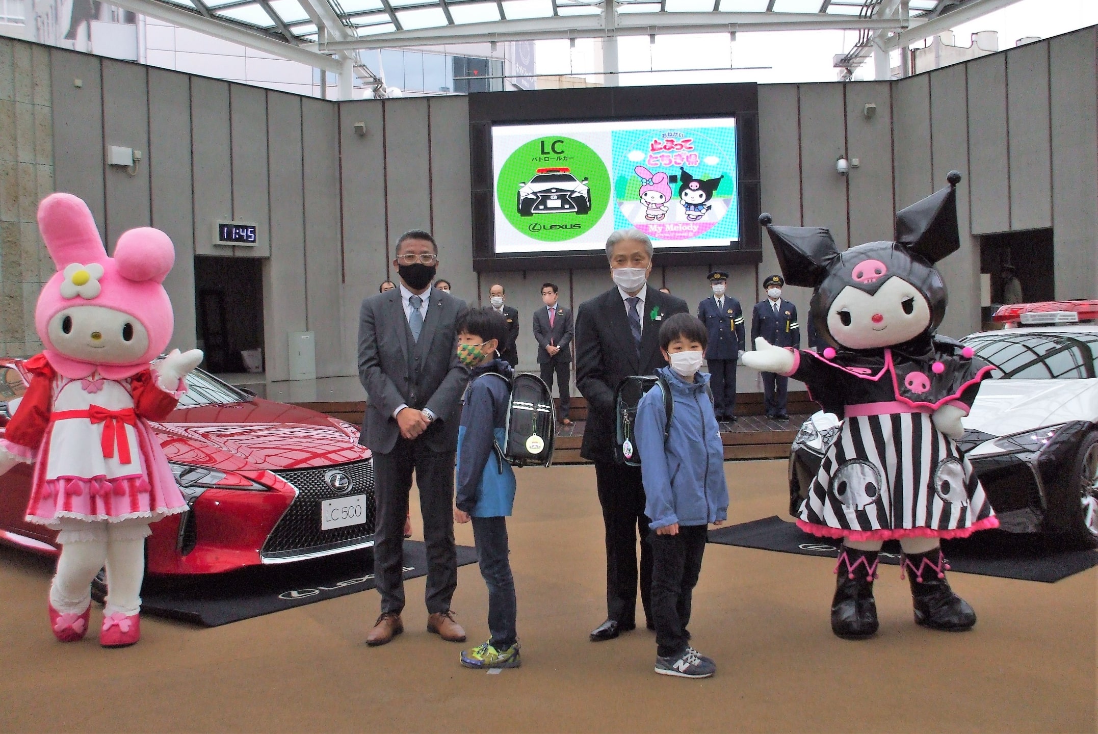 代表で出席した小学4年生のランドセルにリフレクターが装着された