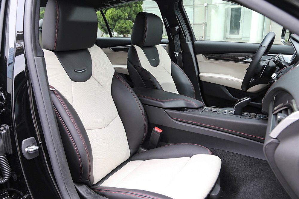 新型キャデラック CT5のフロントシート