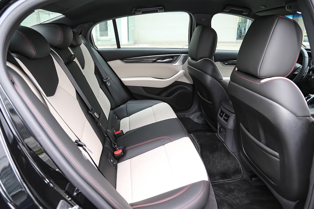 新型キャデラック CT5のリアシート