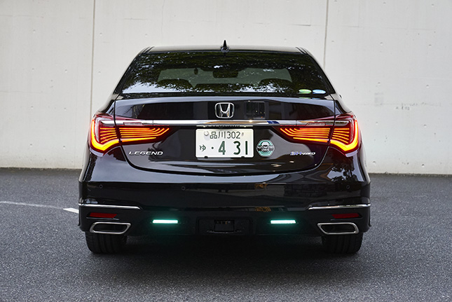 自動運転機能を備える車両だということを示すステッカー（ナンバー横の丸型）と青いLEDマーカーを装備する