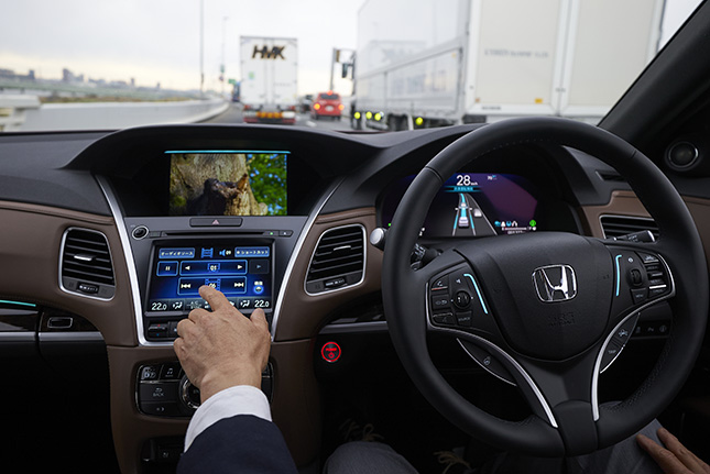 高速道路での渋滞中に自動運転レベル3の機能が働き、前方から目を離す「アイズオフ」が許された状況