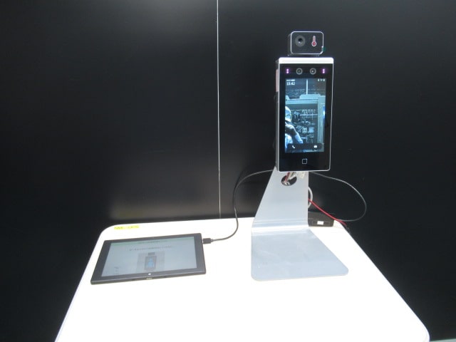 サーモカメラ、問診入力用タブレット