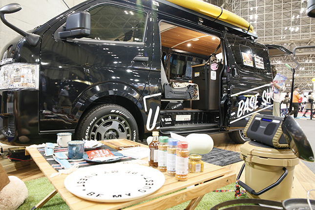 キャンピングカー専門店トイファクトリーの作品。車内は2列目と3列目が対面使用になってくつろげる雰囲気