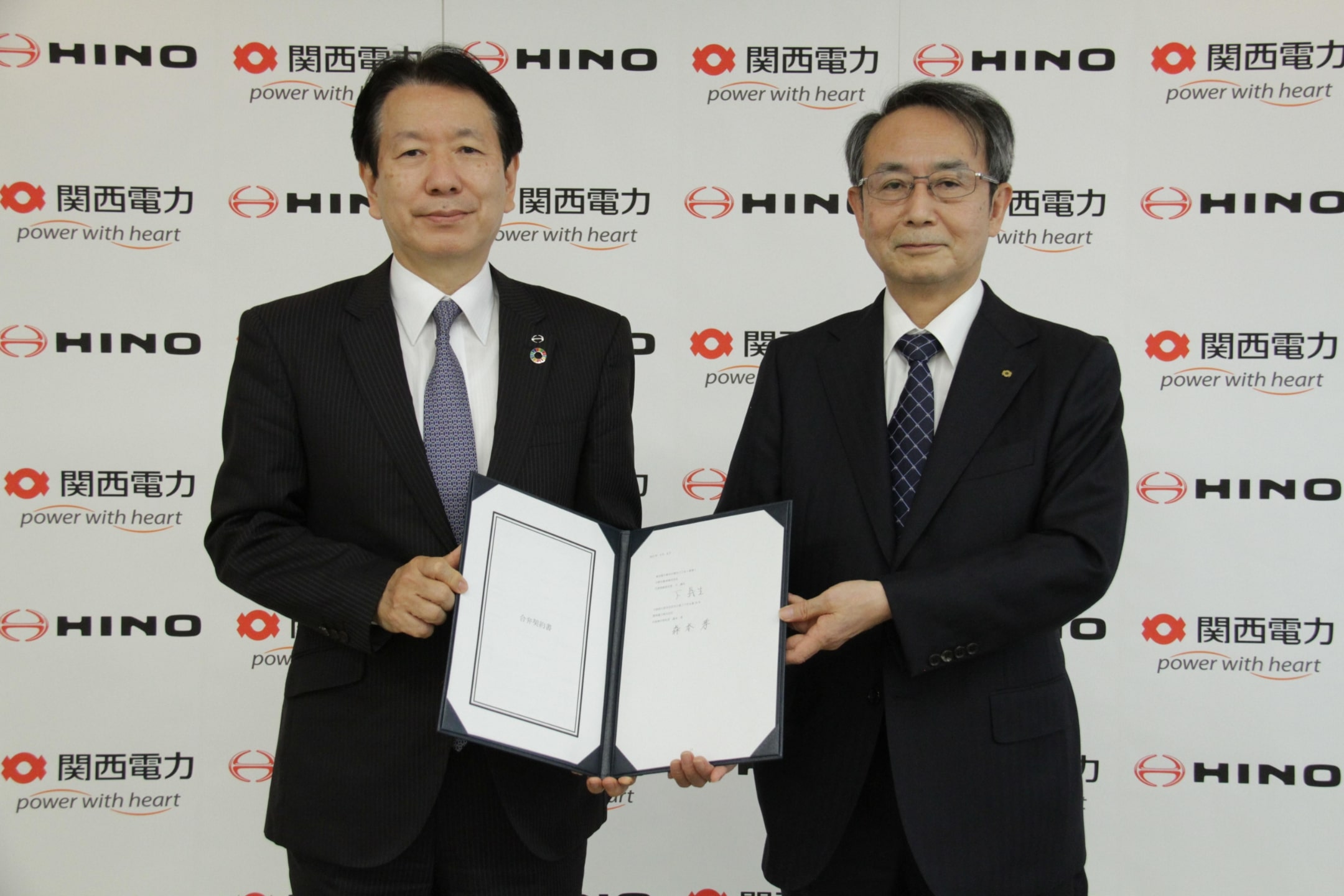 合弁契約を締結した日野自動車・下義生社長(写真左)と関西電力・森本孝社長