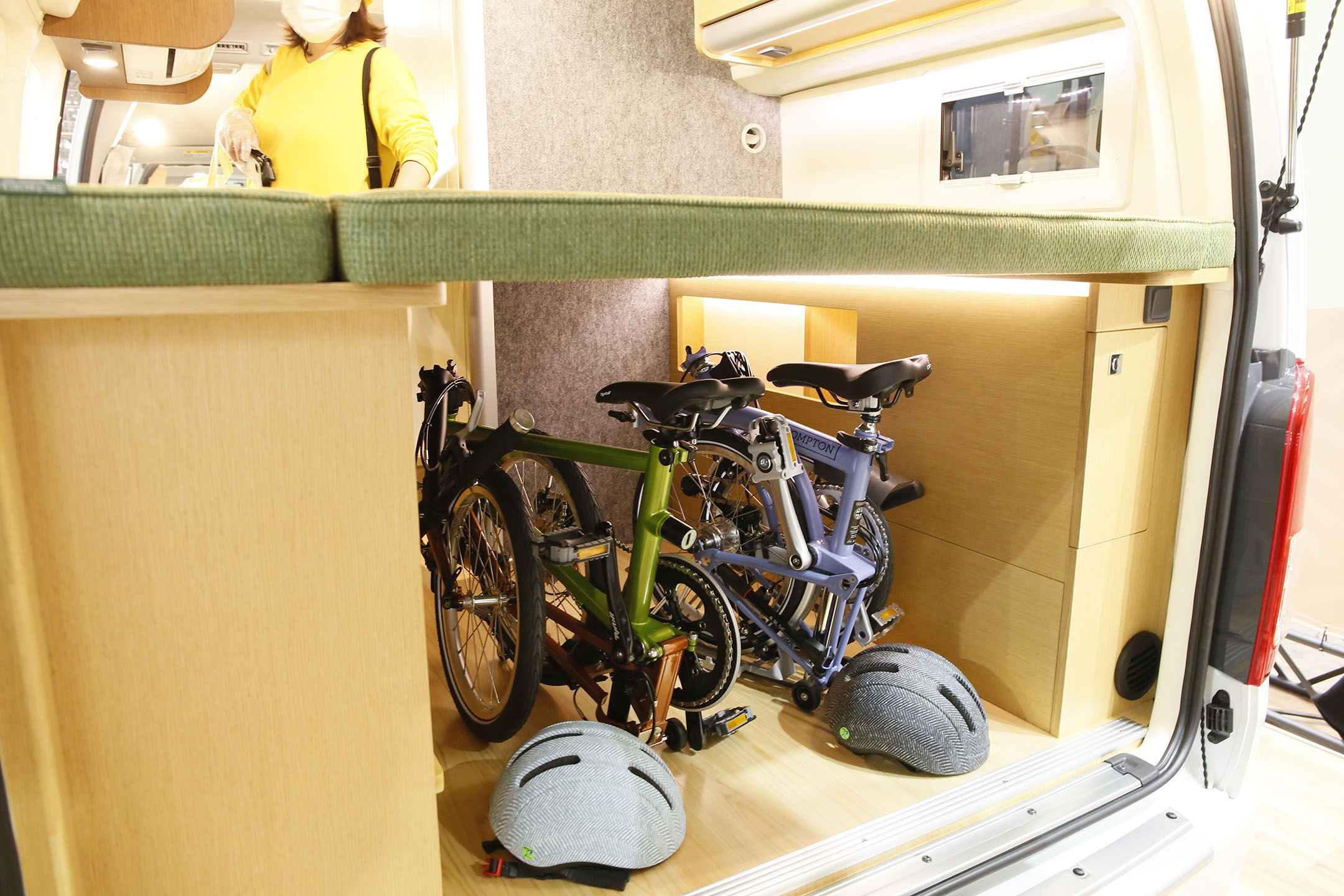 キャンピングカーの荷室（ベッド下）に折り畳み自転車を搭載した例