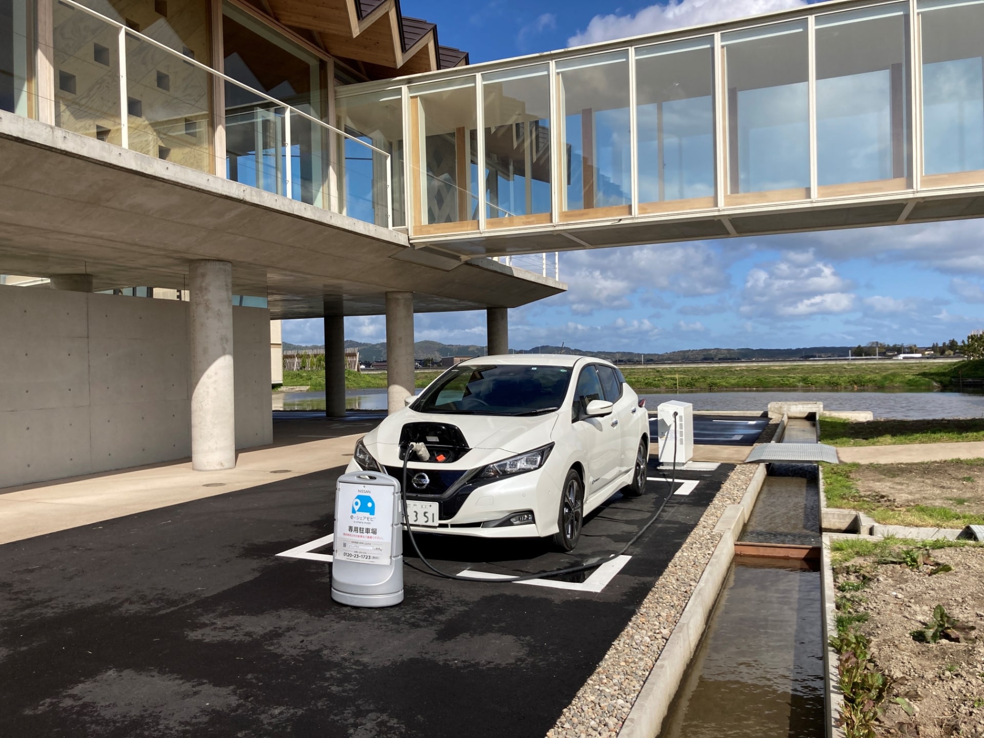 施設のエントランス前に日産自動車が展開するカーシェアリングサービス「NISSAN e-シェアモビ」を1台導入