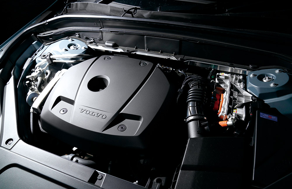 VOLVO XC90 Recharge plug-in hybridのエンジンルーム