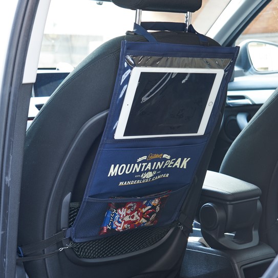 「シートバックポケット タブレットケース」座席の後ろに取付ける、タブレットケース付き収納ポケットです。散らかりがちな車内小物もすっきり収納。