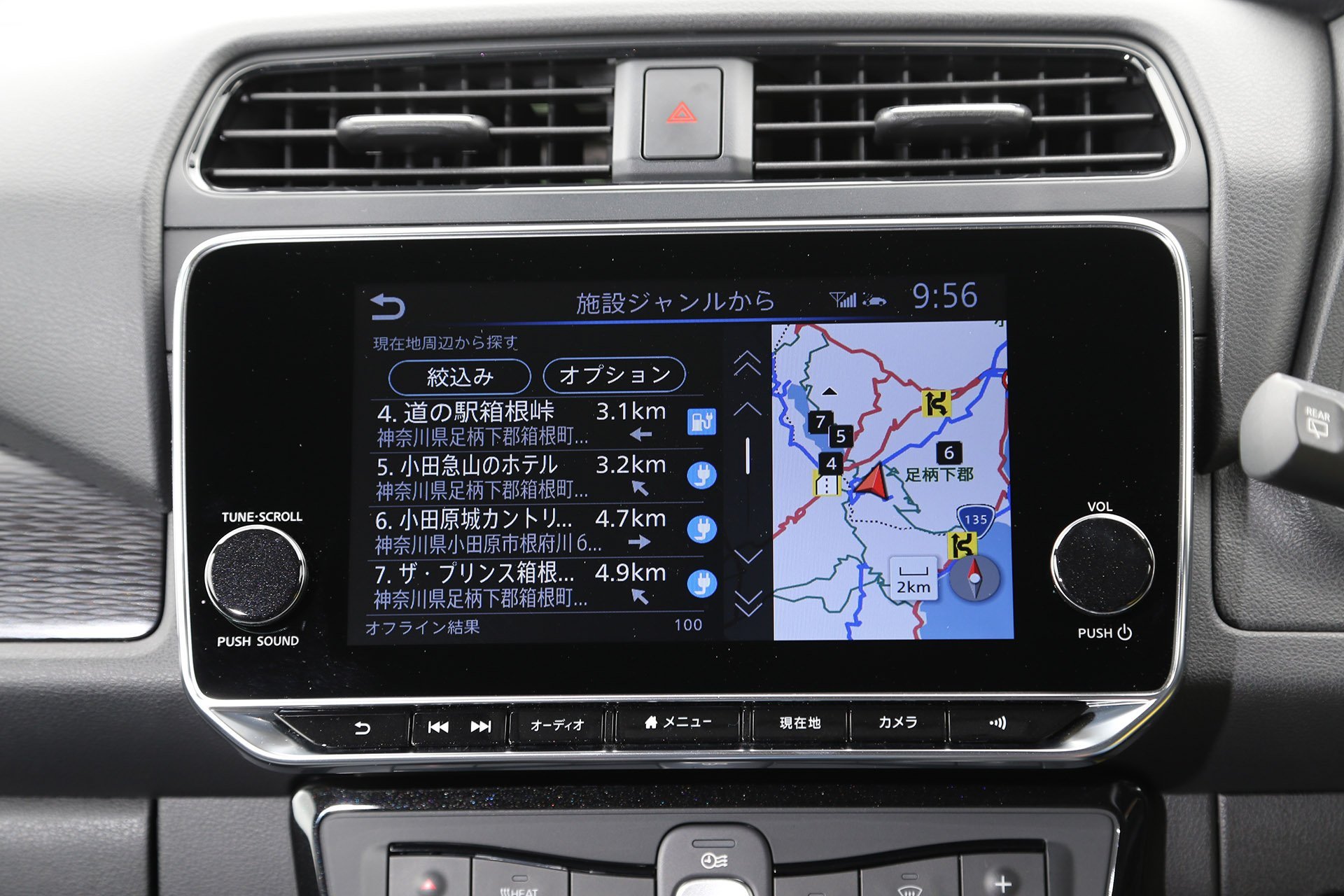 EVの純正ナビには、現在地や目的地近くの充電器を探す機能が備わっていることが多い