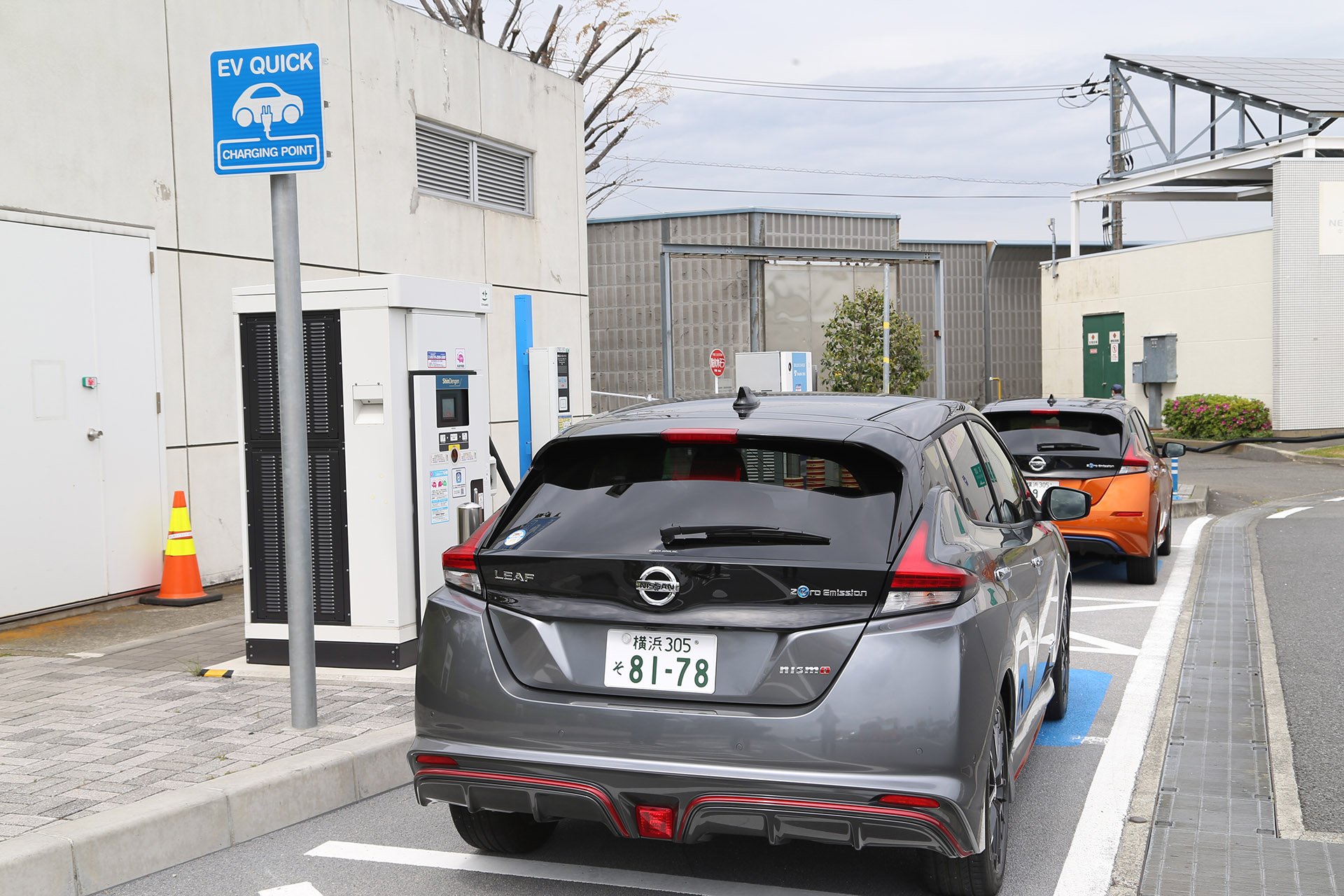 急速充電器は、高速道路のSAなどに設置されていることが多い
