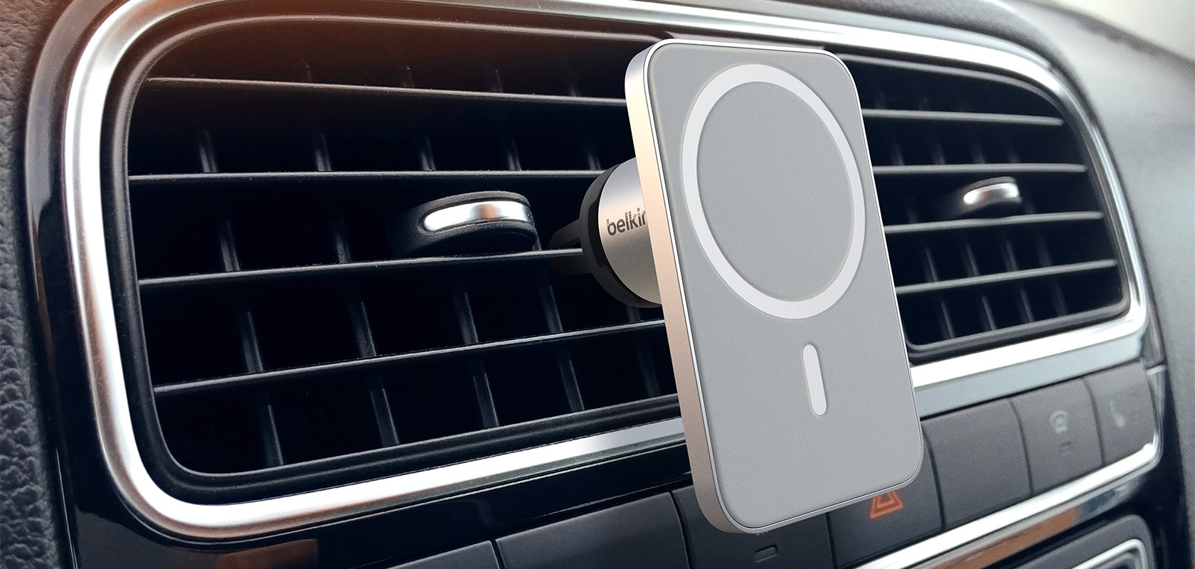 「MagSafe Air Vent 車用磁気スタンドPRO」取り付けイメージ