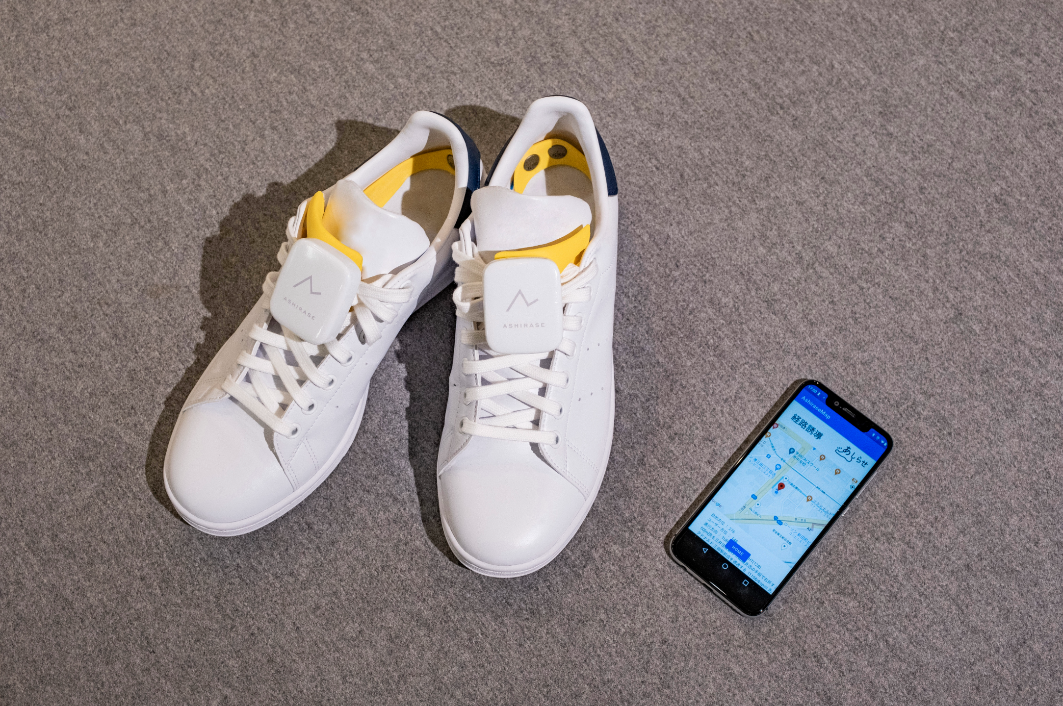 靴に装着した「あしらせ」とスマートフォンアプリ2