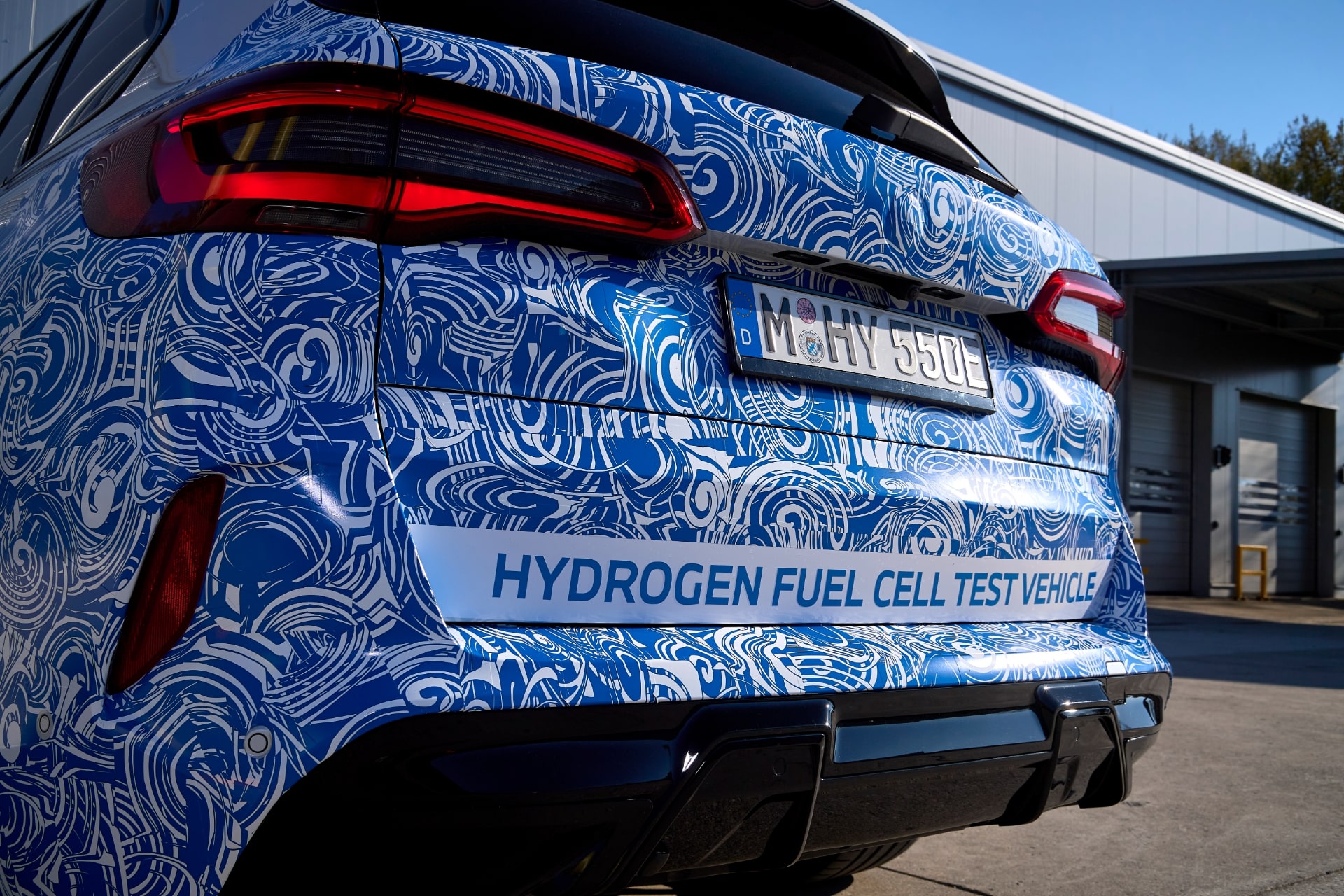 リヤには水素燃料電池車のプロトタイプであることを示す“HYDROGEN FUEL CELL TEST VEHICLE”の文字が入る
