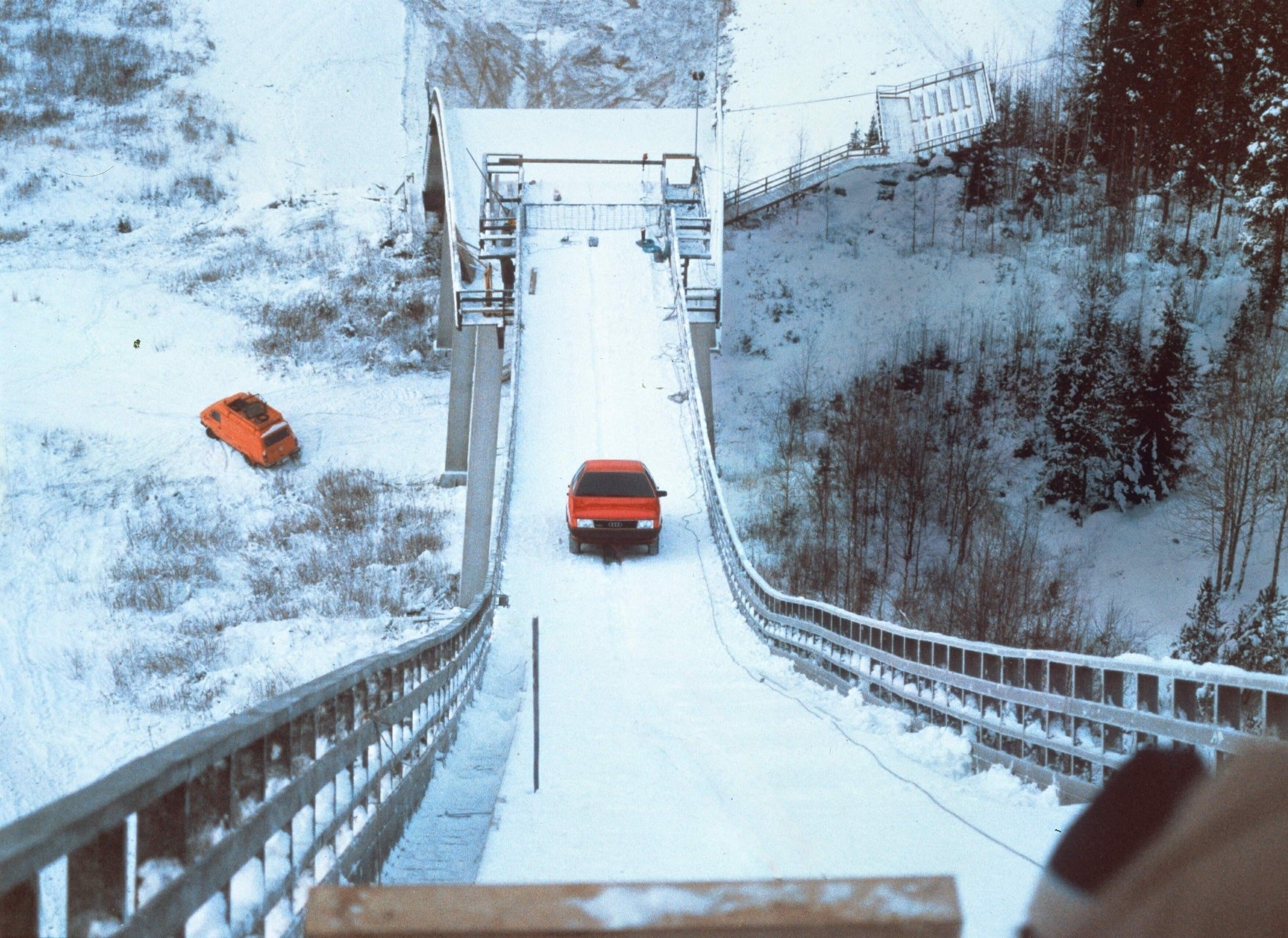 1986年、アウディ100 CSクワトロは、フィンランドのカイポラにあるスキージャンプ台の37.5度の傾斜を自力で駆け上がった
