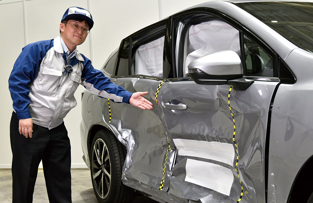 衝突実験車両とスバル古川寿也さん