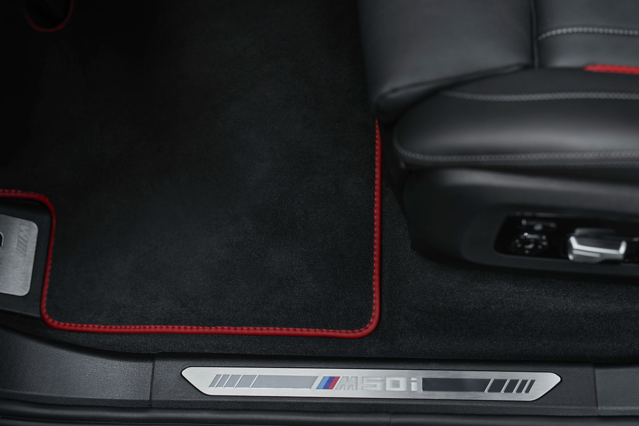 BMWインディビジュアルフルレザートリムメリノブラック、レッドコントラストステッチ