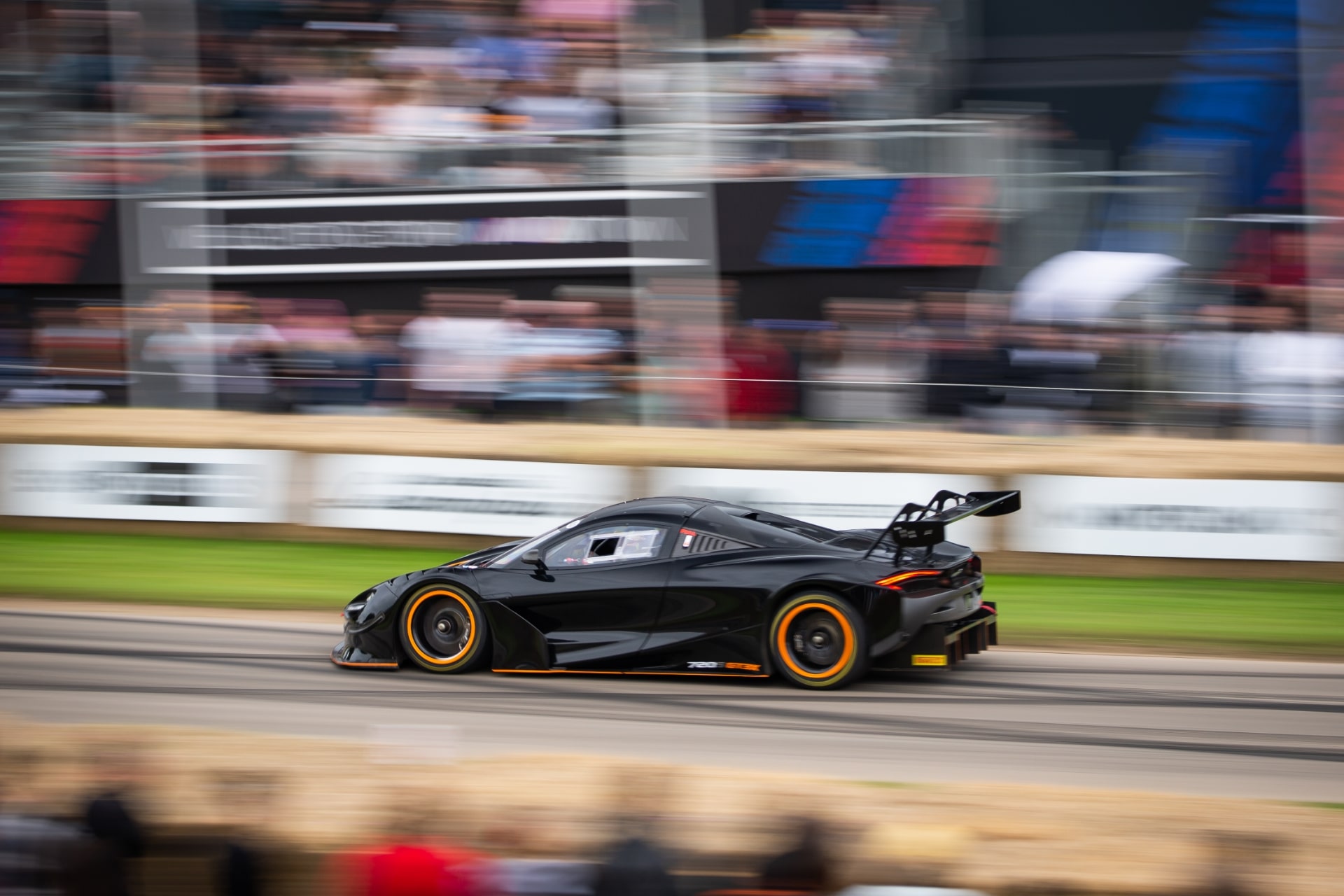 快走するマクラーレン・720S GT3X