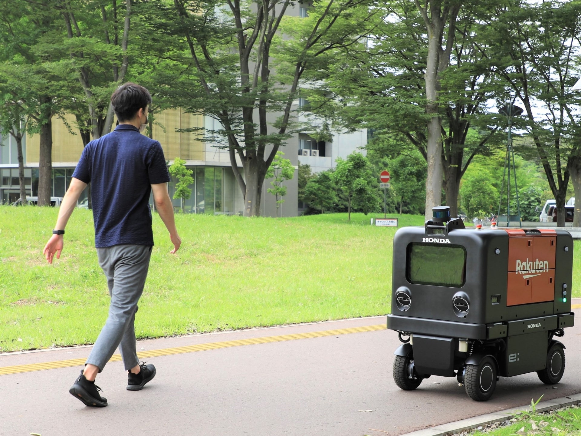 自動配送ロボットの走行実証実験イメージ