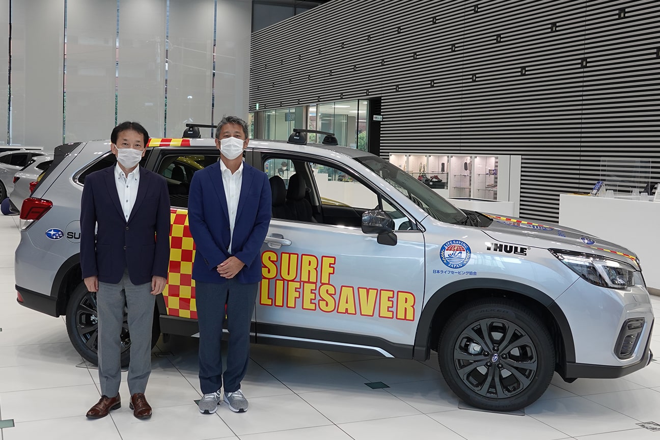 スバル・佐藤洋一 国内営業本部長(写真左)と日本ライフセービング協会・入谷拓哉 理事長