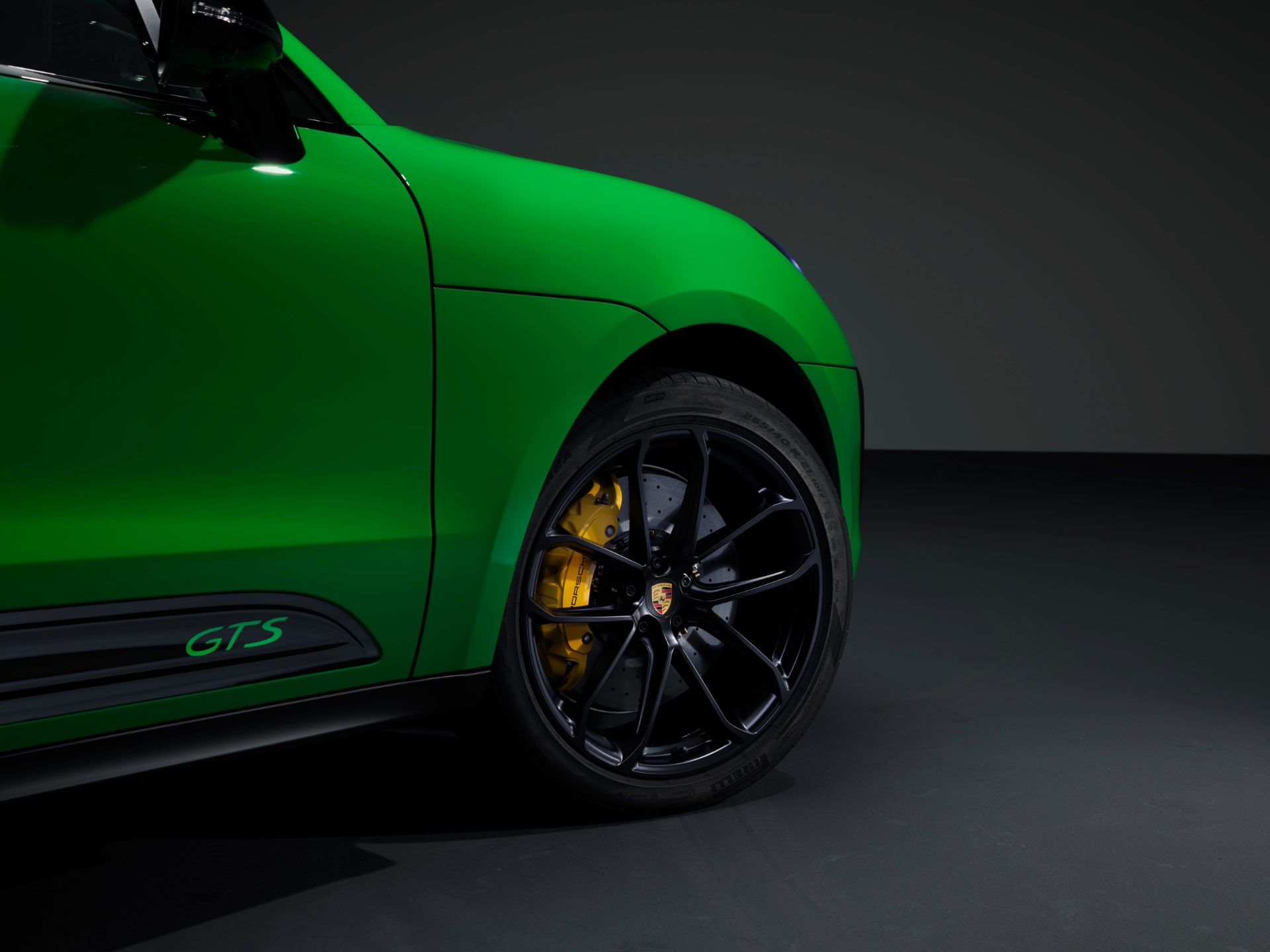 ポルシェ　マカンGTS（カラー：パイソン・グリーン）　サイド