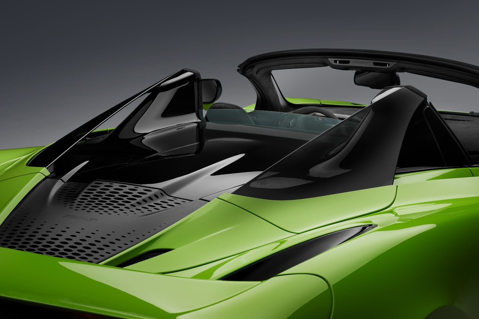 マクラーレン　765LT スパイダー　ルーフ格納部