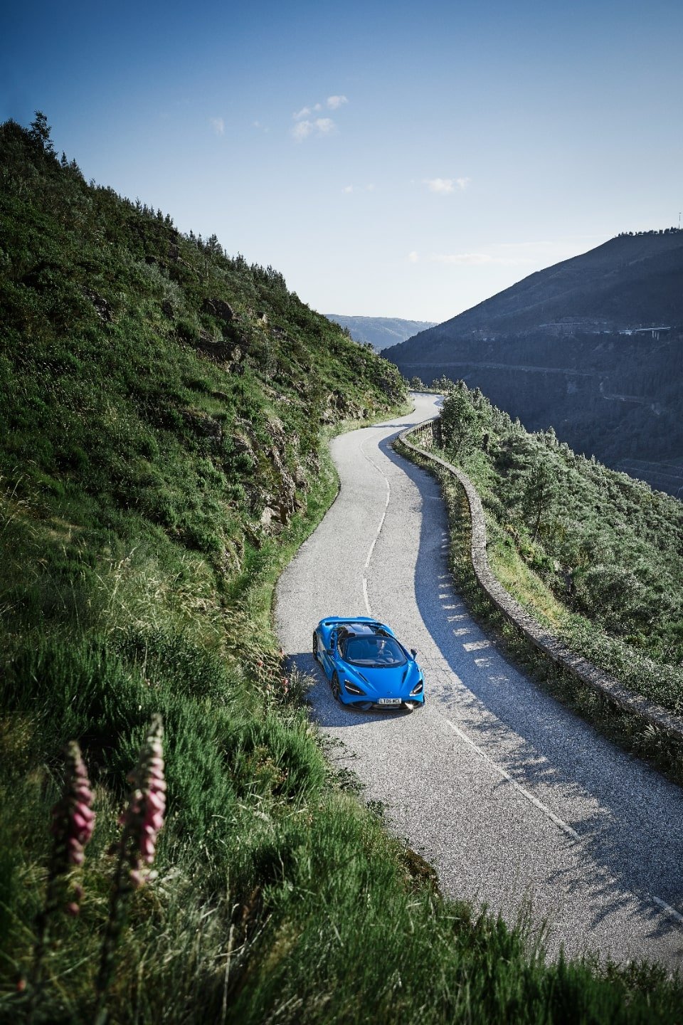 マクラーレン　765LT スパイダー（遠景2）