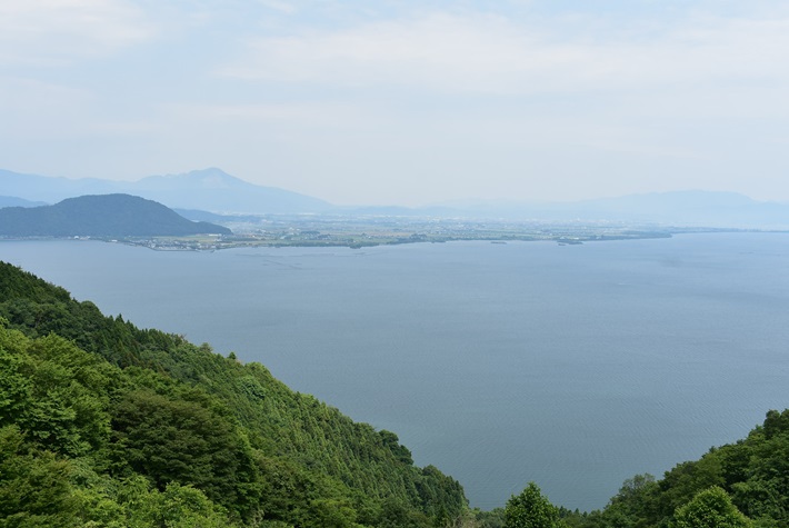 滋賀・奥琵琶湖パークウェイのつづら尾崎展望台　奥琵琶湖と竹生島の絶景を望める