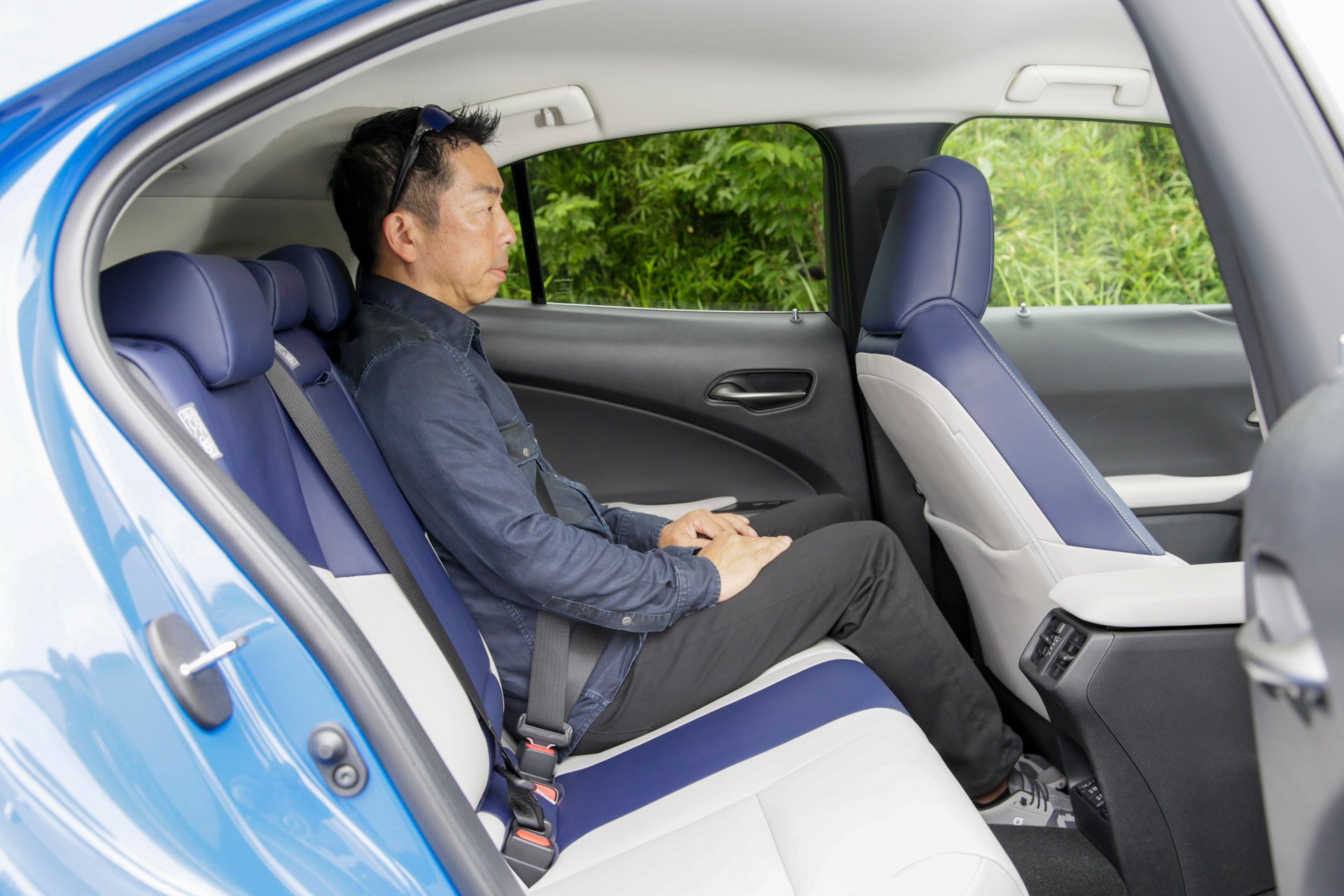 後席足元チェック！　駆動用電池搭載の関係でハイブリッド車よりも床が若干高くなっている