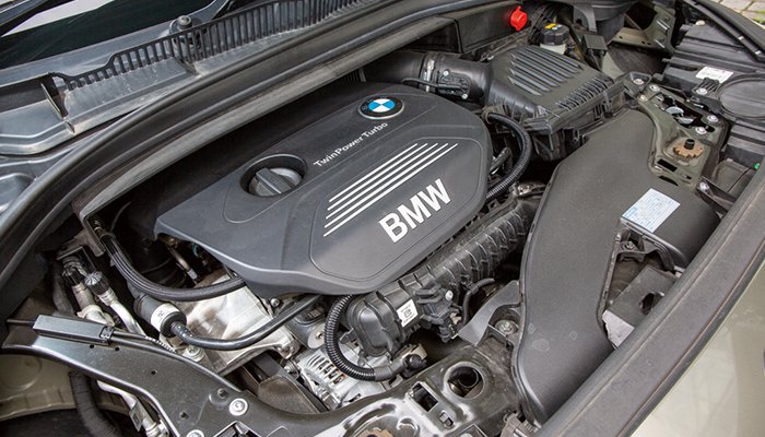 BMW 2シリーズのエンジンルーム