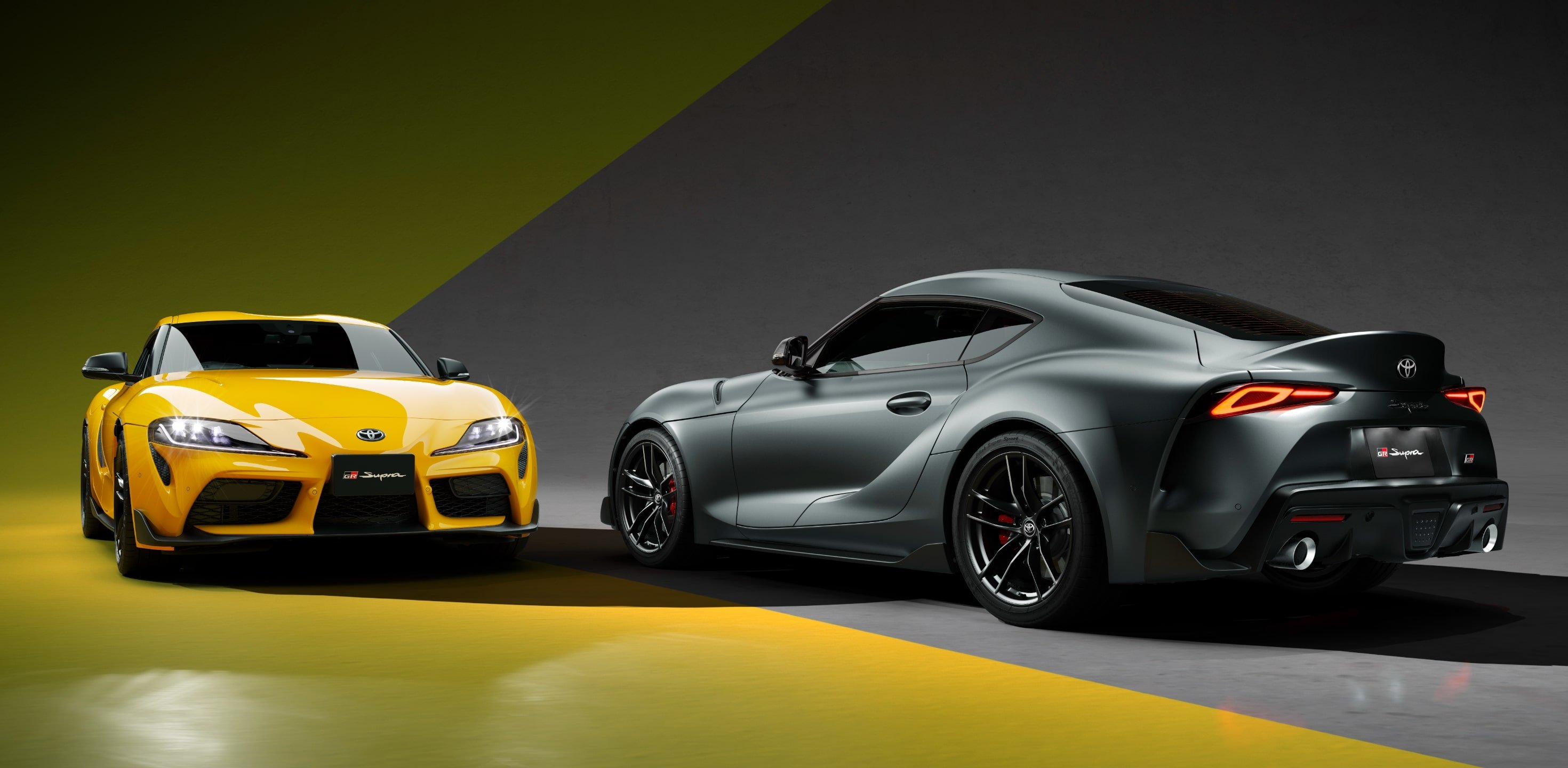 左 ： スープラ 特別仕様車 SZ-R“35th Anniversary Edition”（ライトニングイエロー）＜オプション装着車＞、 右 ： スープラ 特別仕様車 RZ“35th Annivers
