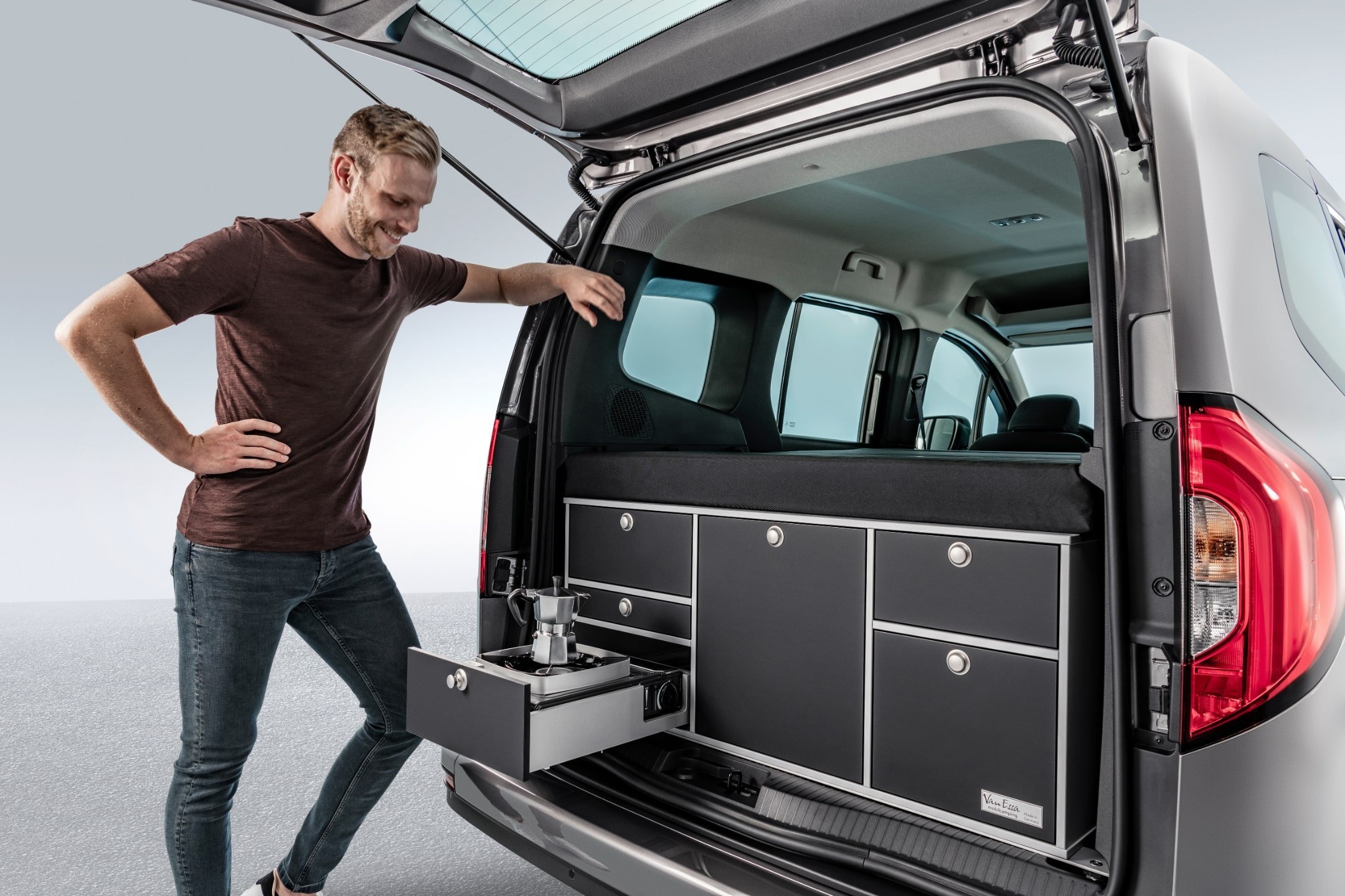 VanEssa mobilcampingによるキャンプモジュールを備えたメルセデスベンツ新型シタン4