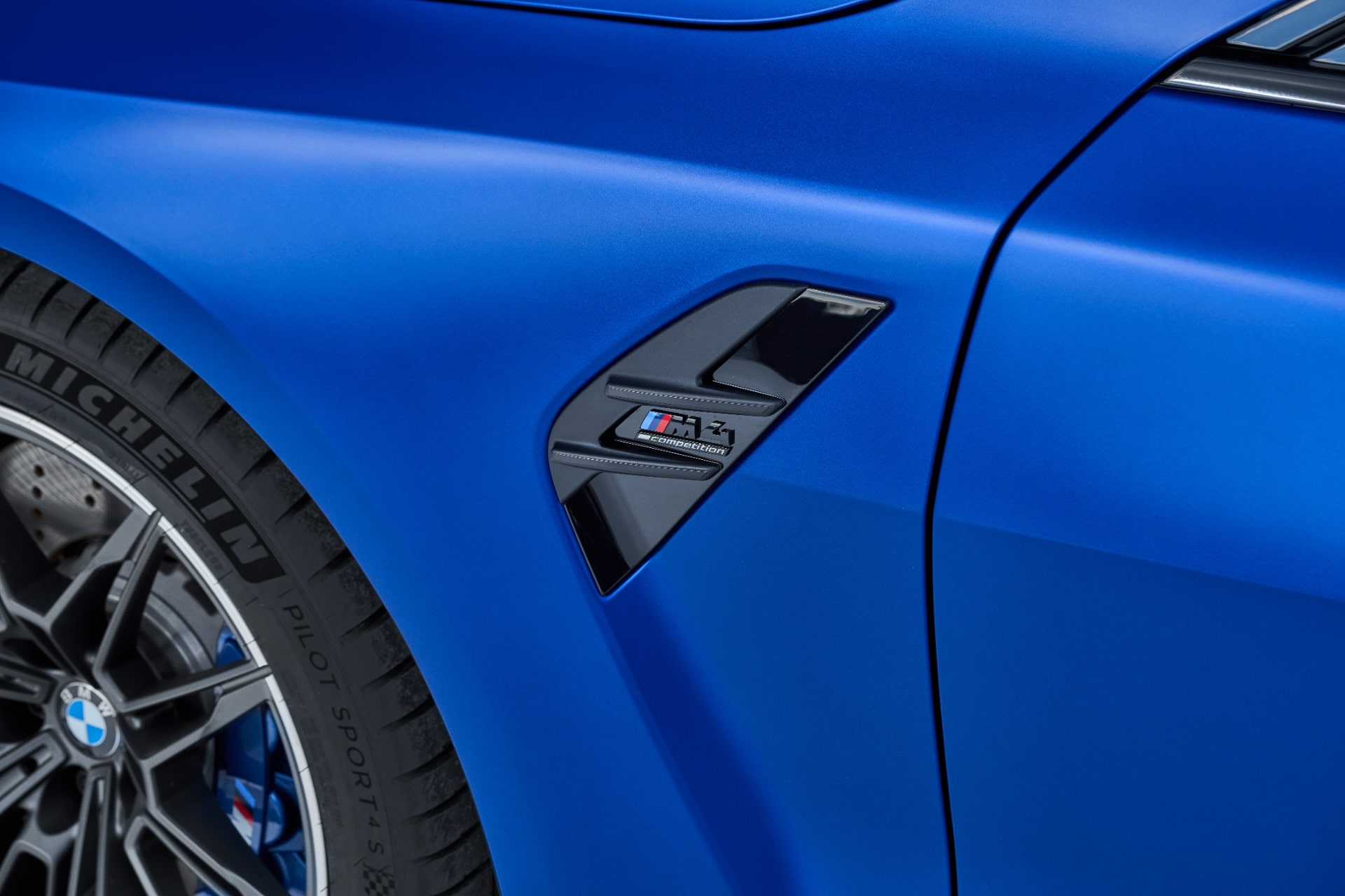 BMW M4 カブリオレ・コンペティション M xDrive　サイドギル