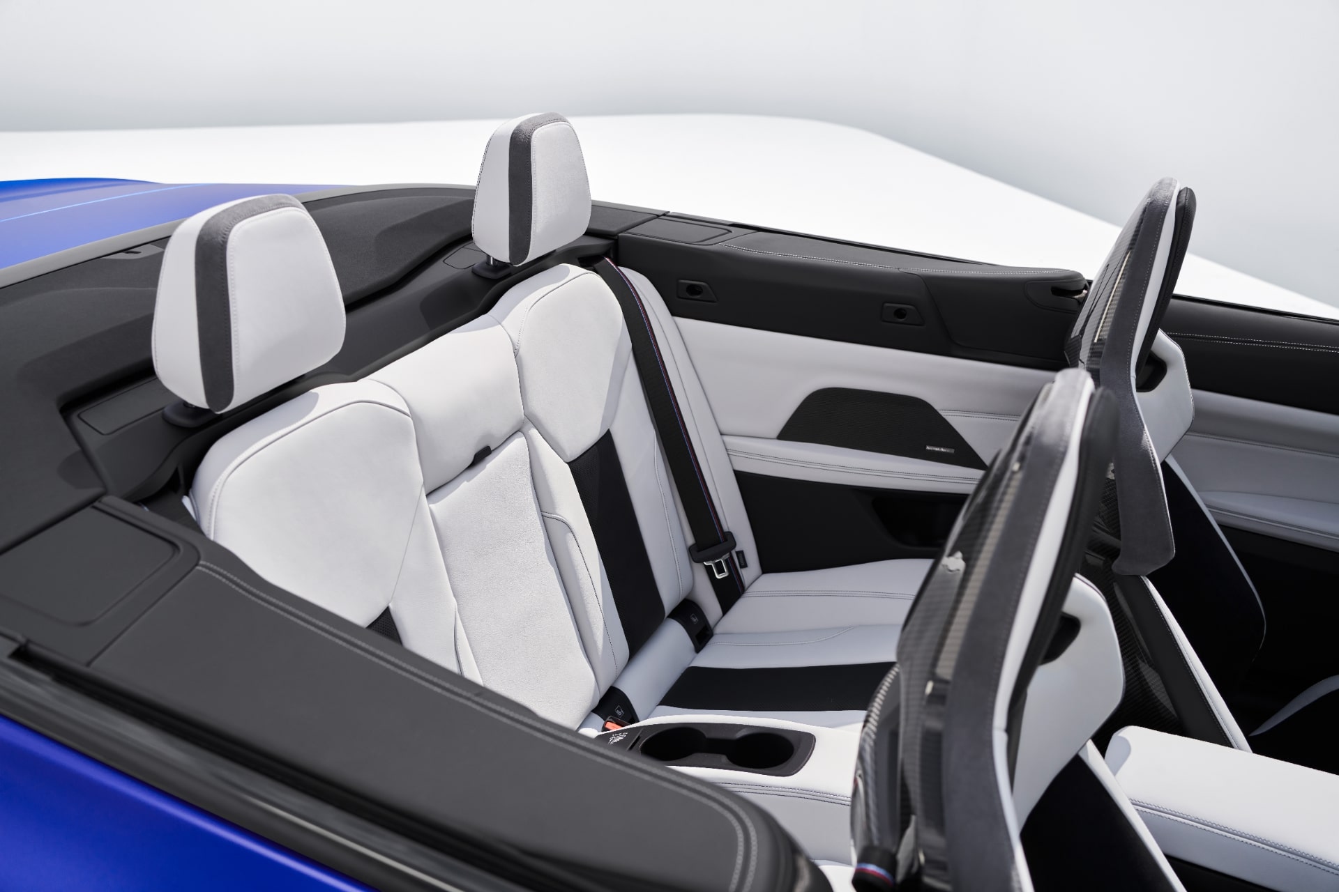 BMW M4 カブリオレ・コンペティション M xDrive　リアシート