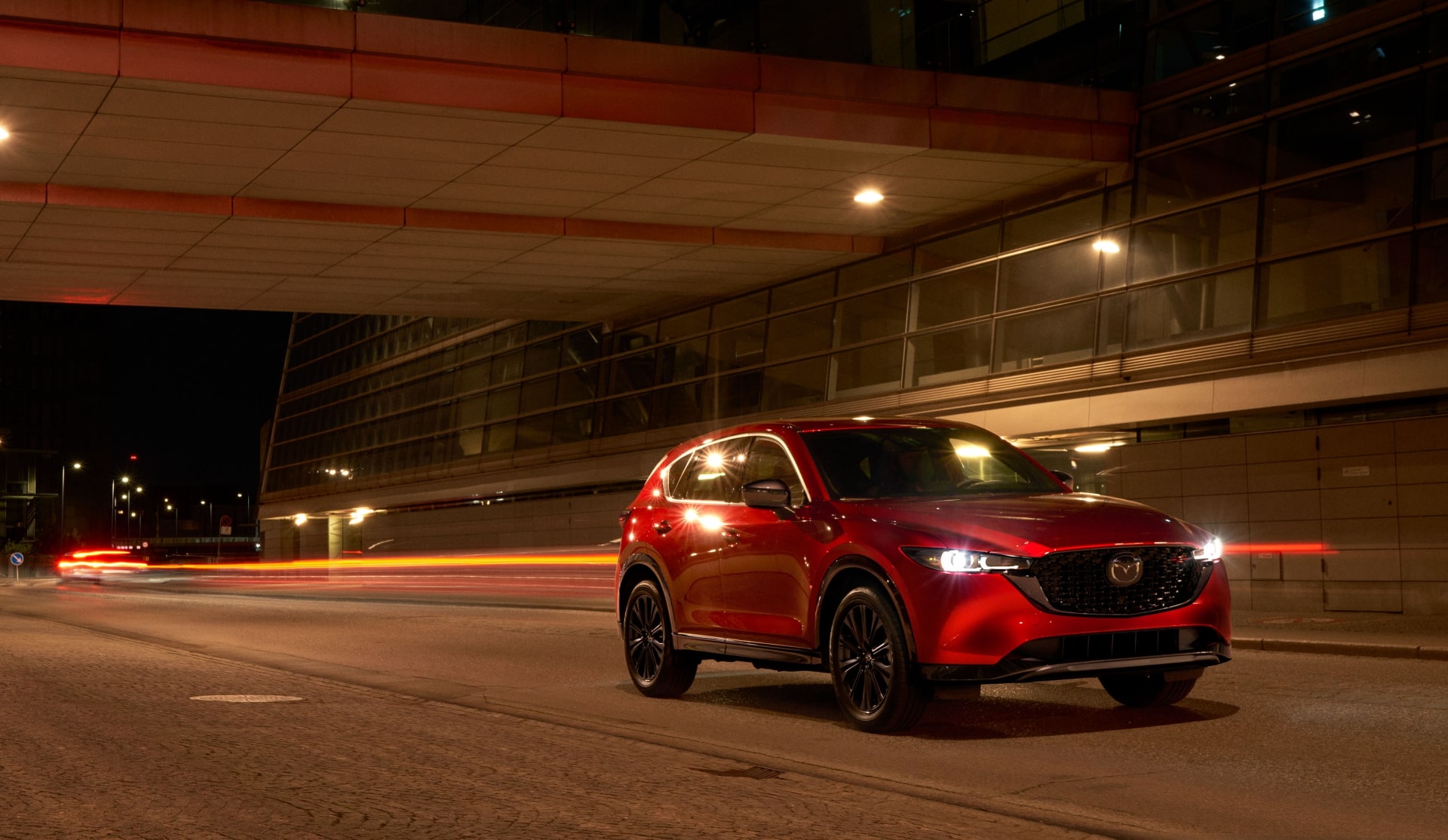 マツダ CX-5 2022年モデル 夜間走行イメージ