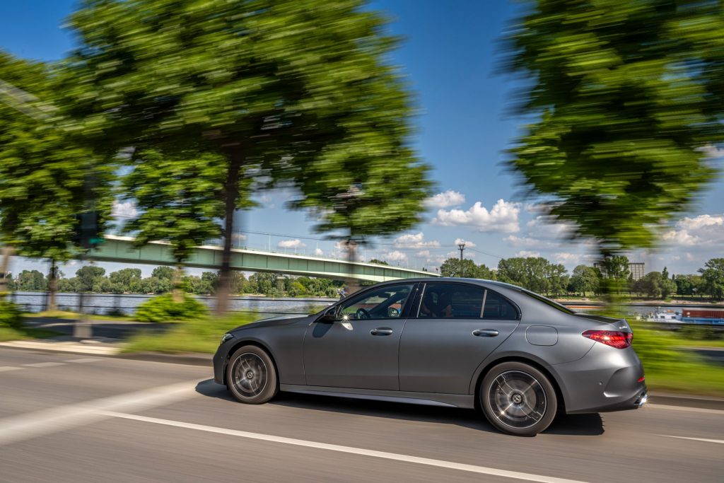 「メルセデス・ベンツ C 300 e」走行イメージ