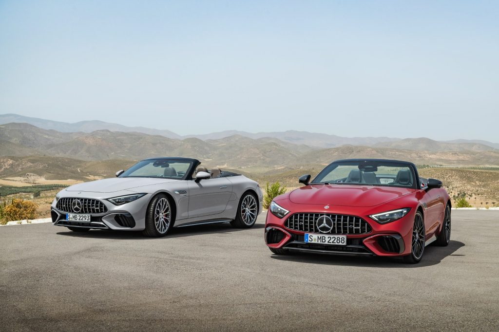 メルセデスAMG SL 55 4MATIC+(写真左)と、 SL 63 4MATIC+